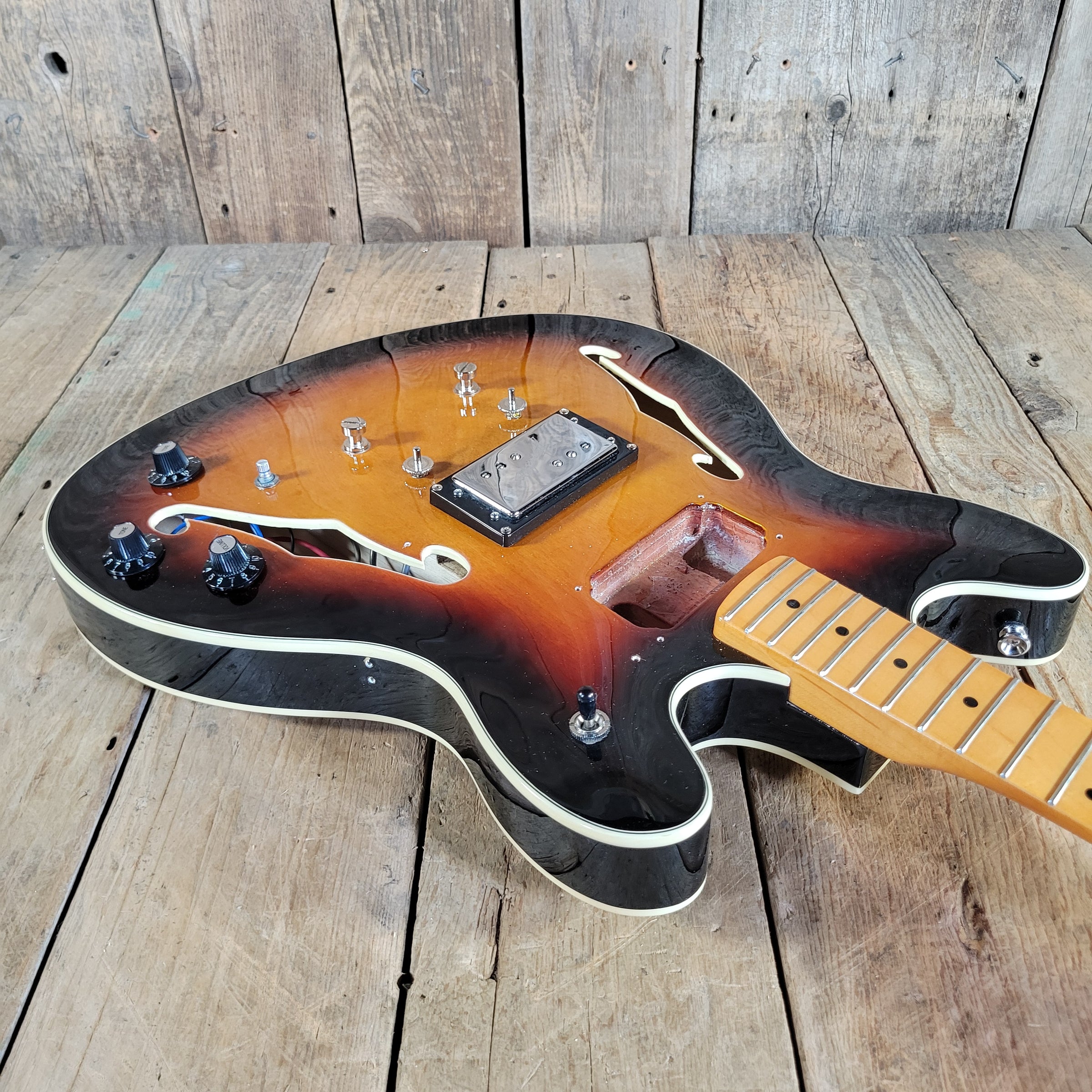Squier Fender Classic Vibe Starcaster 2023 Semi-Hollow Guitar, poor