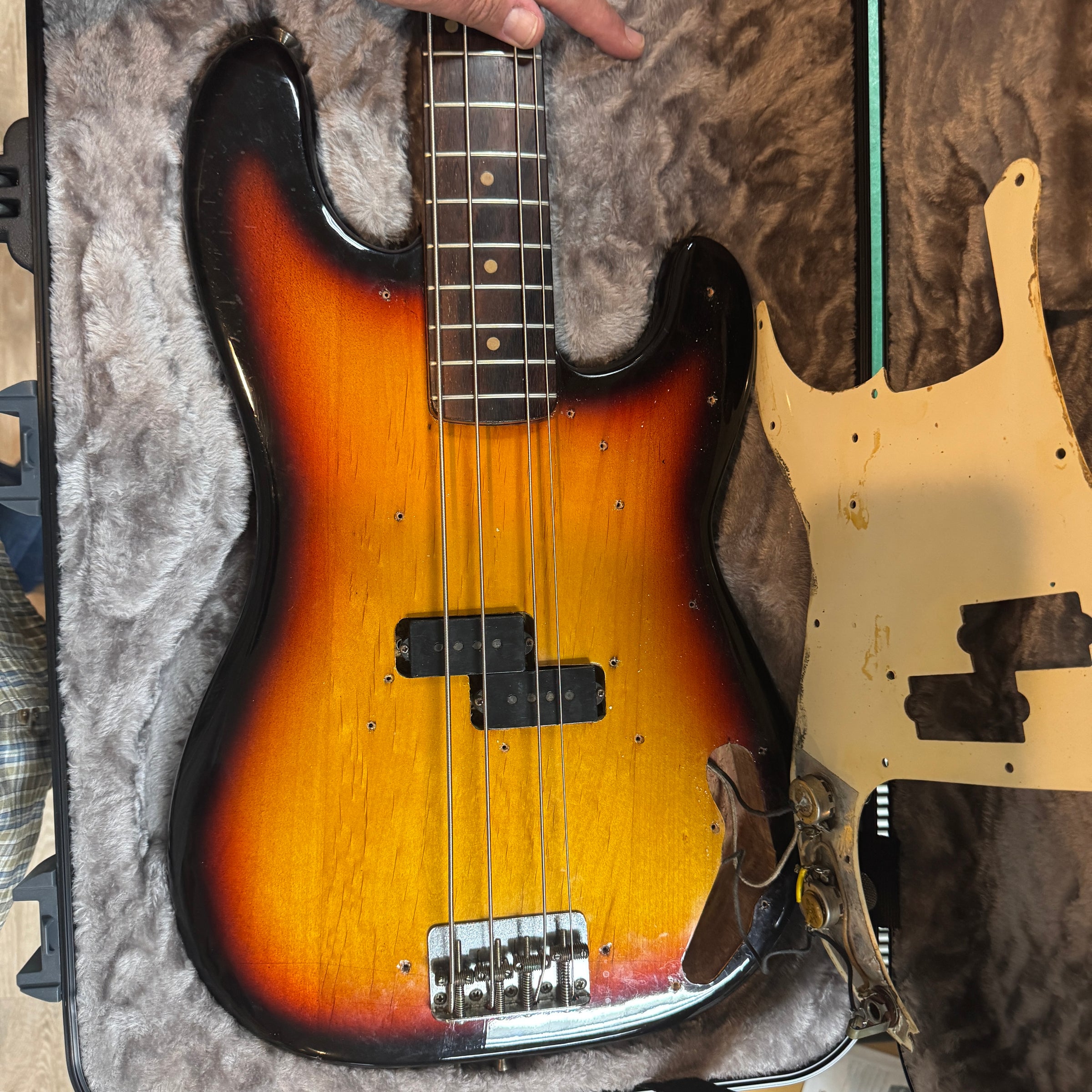 Fender 1963 Precision Bass Sunburst Refinished w/ Modern Hard Case