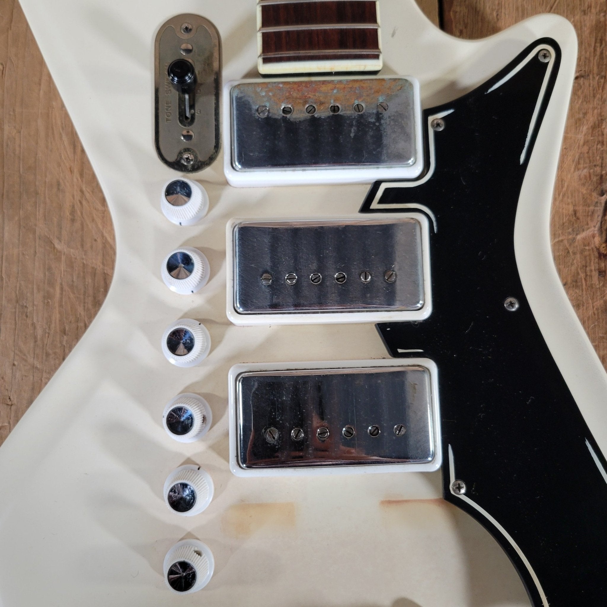 Airline by Valco Professional Res - O - Glass White 1964 – Original Case, Vintage USA Made, Iconic Tone & Style - Mahar's Vintage Guitars