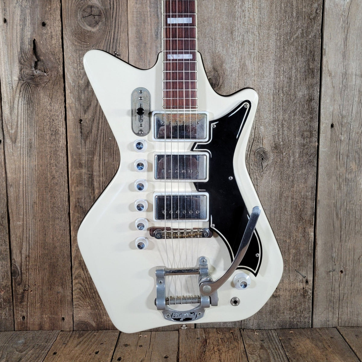 Airline by Valco Professional Res - O - Glass White 1964 – Original Case, Vintage USA Made, Iconic Tone & Style - Mahar's Vintage Guitars