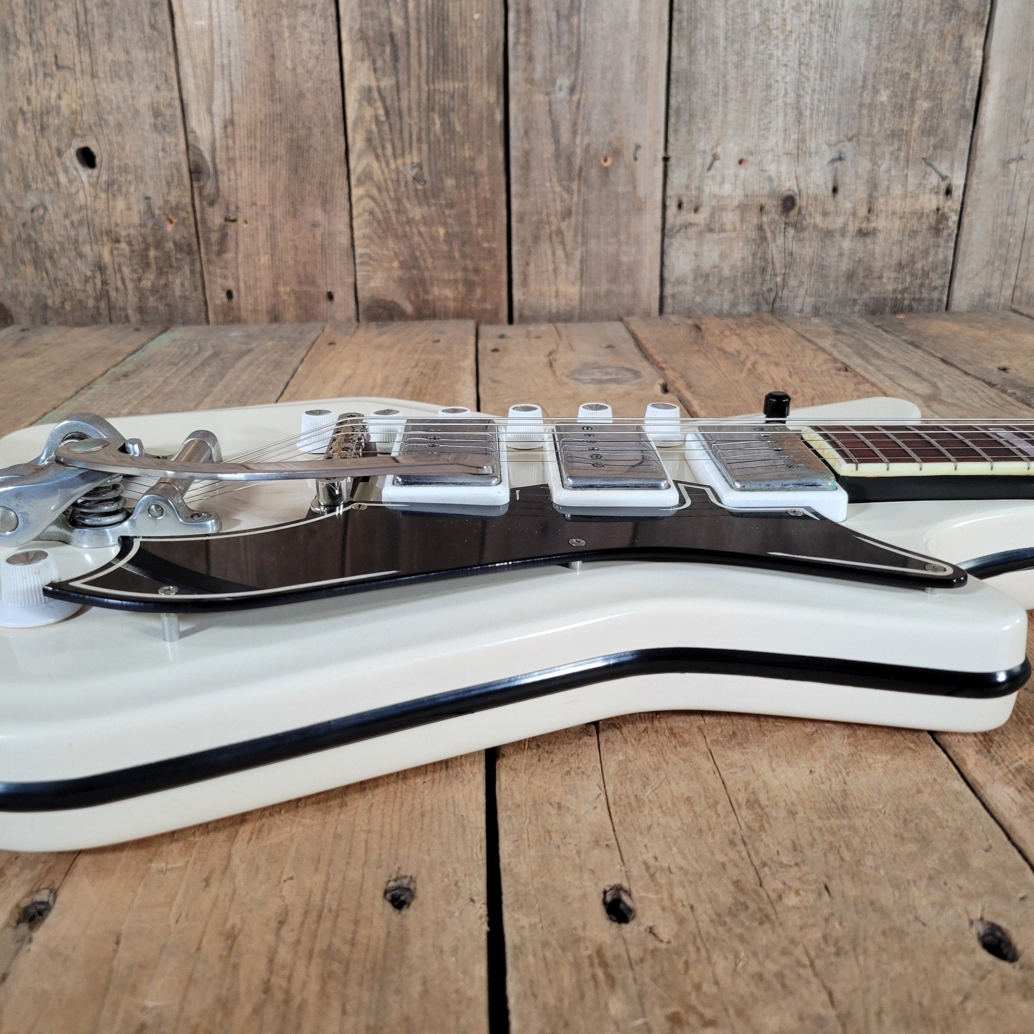 Airline by Valco Professional Res - O - Glass White 1964 – Original Case, Vintage USA Made, Iconic Tone & Style - Mahar's Vintage Guitars