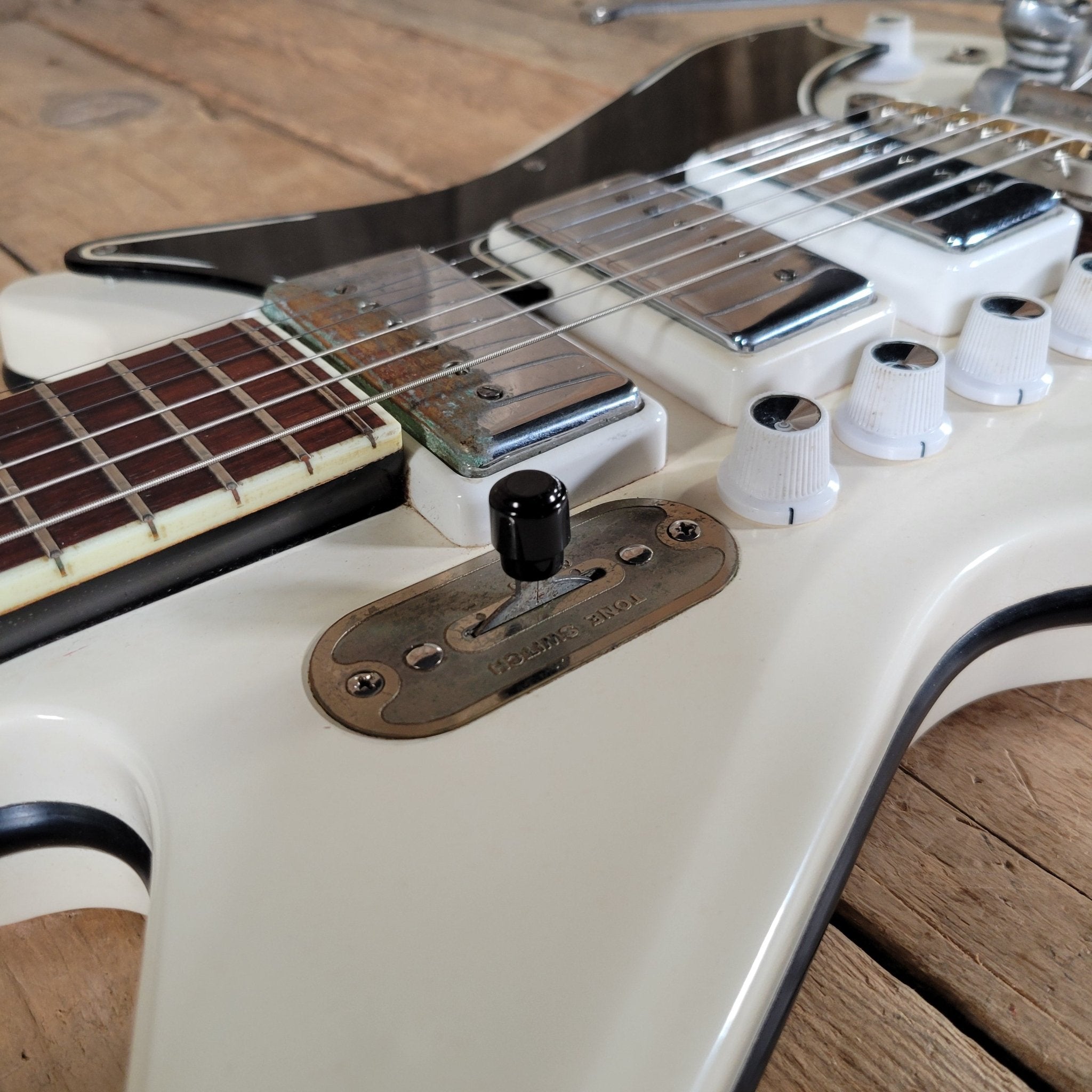 Airline by Valco Professional Res - O - Glass White 1964 – Original Case, Vintage USA Made, Iconic Tone & Style - Mahar's Vintage Guitars