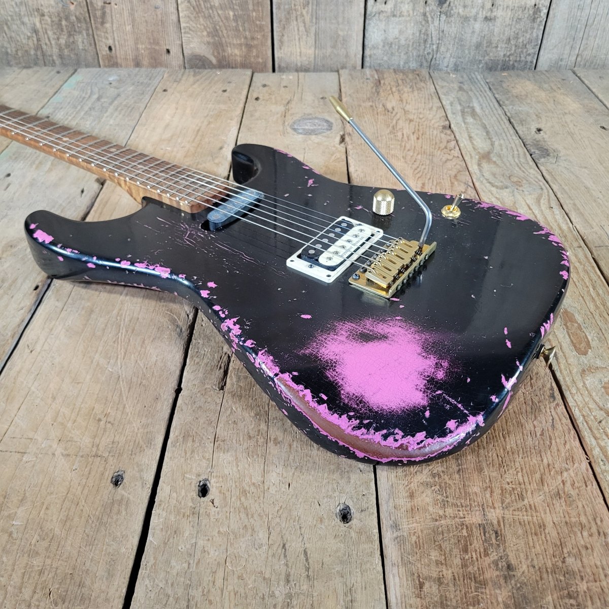 Charvel Custom Shop Master Built Strat 2024 Black over Platinum Pink - Mahar's Vintage Guitars