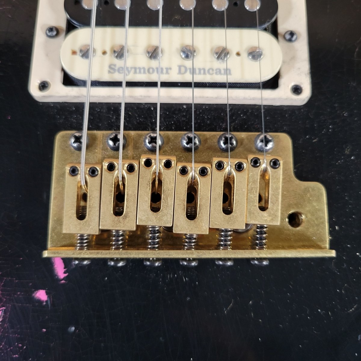 Charvel Custom Shop Master Built Strat 2024 Black over Platinum Pink - Mahar's Vintage Guitars