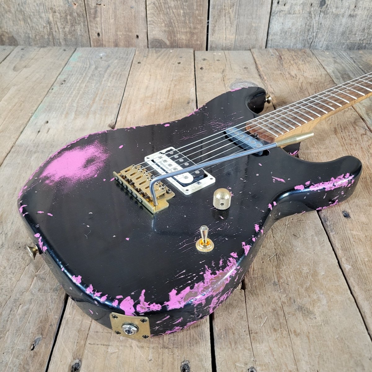 Charvel Custom Shop Master Built Strat 2024 Black over Platinum Pink - Mahar's Vintage Guitars