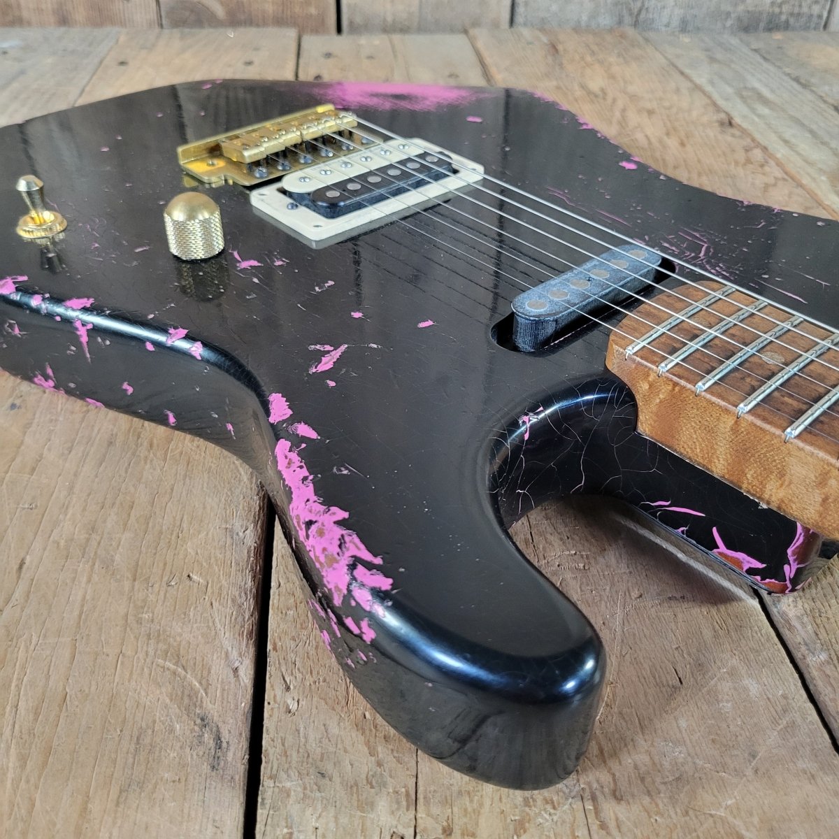 Charvel Custom Shop Master Built Strat 2024 Black over Platinum Pink - Mahar's Vintage Guitars