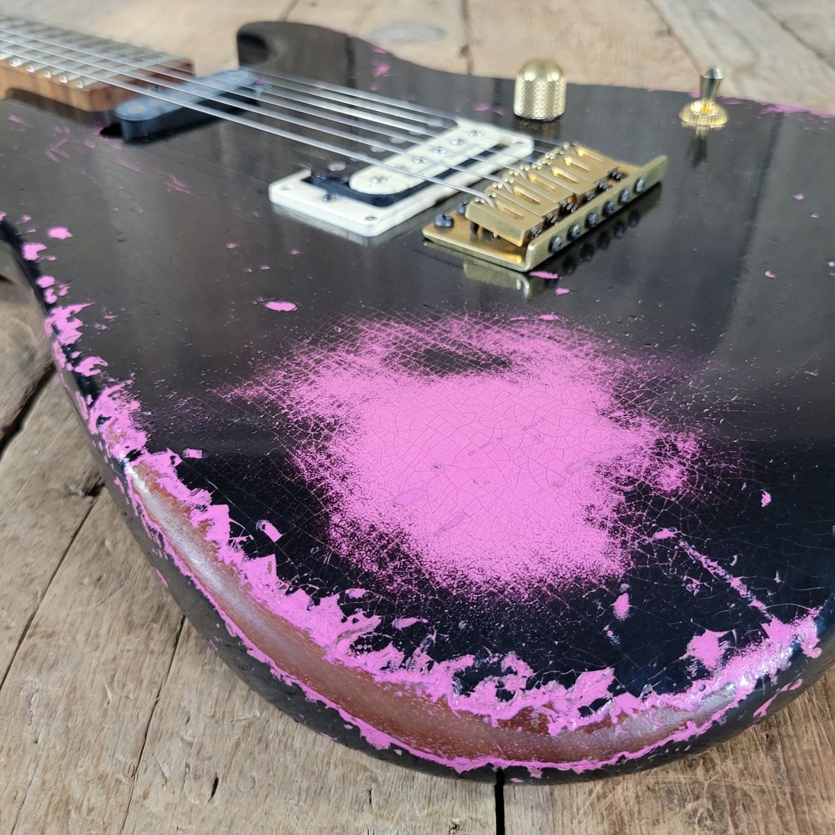Charvel Custom Shop Master Built Strat 2024 Black over Platinum Pink - Mahar's Vintage Guitars