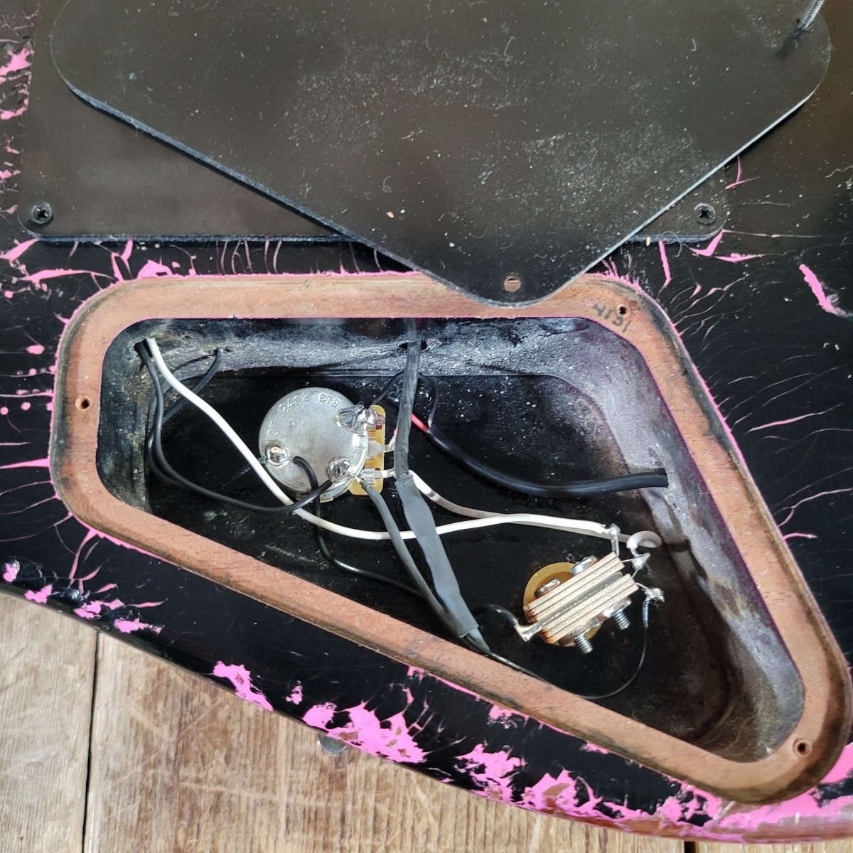 Charvel Custom Shop Master Built Strat 2024 Black over Platinum Pink - Mahar's Vintage Guitars