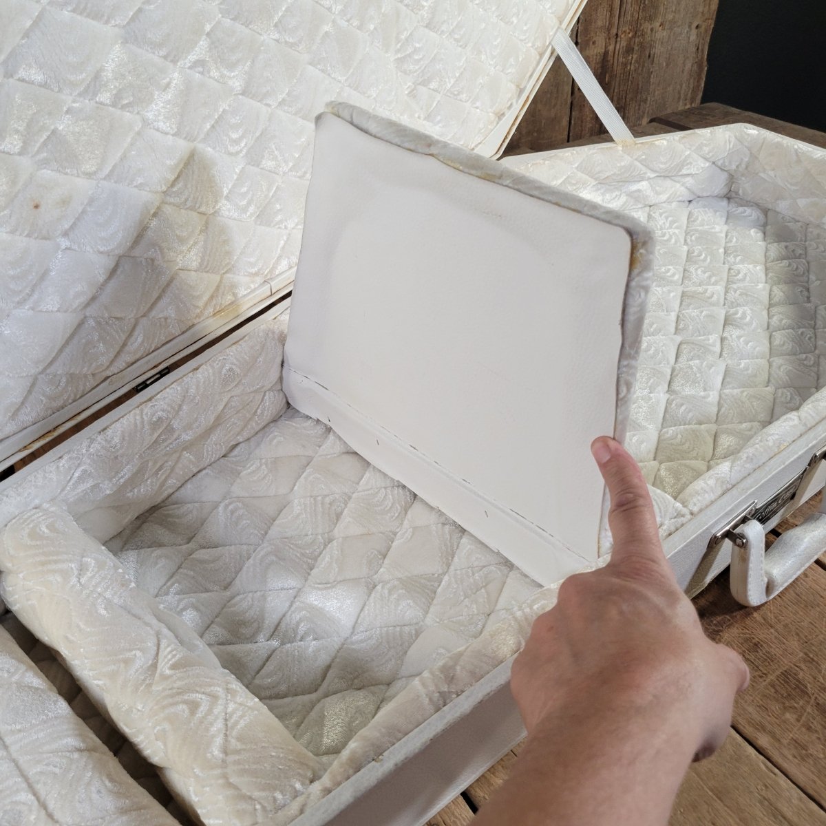 Coffin Case Fits Stratocaster, Telecaster, PRS, Les Paul, SG, Very Good - White - Mahar's Vintage Guitars