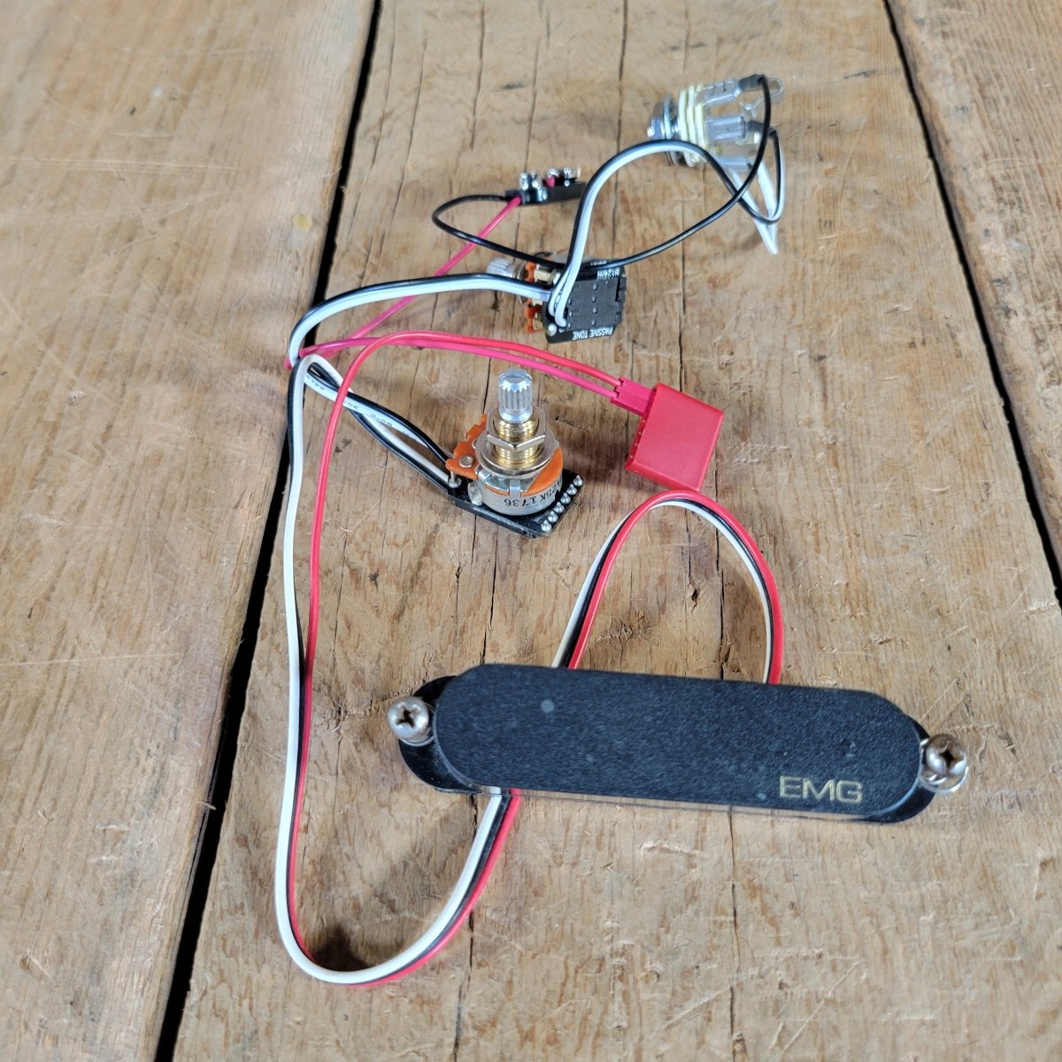 EMG 2005 SA Pickup and Harness B124RH & B122RH Pots - Mahar's Vintage Guitars