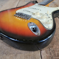 Fender 1965 Stratocaster Sunburst Non-Orig Hard Case, Very Good - Mahar's Vintage Guitars