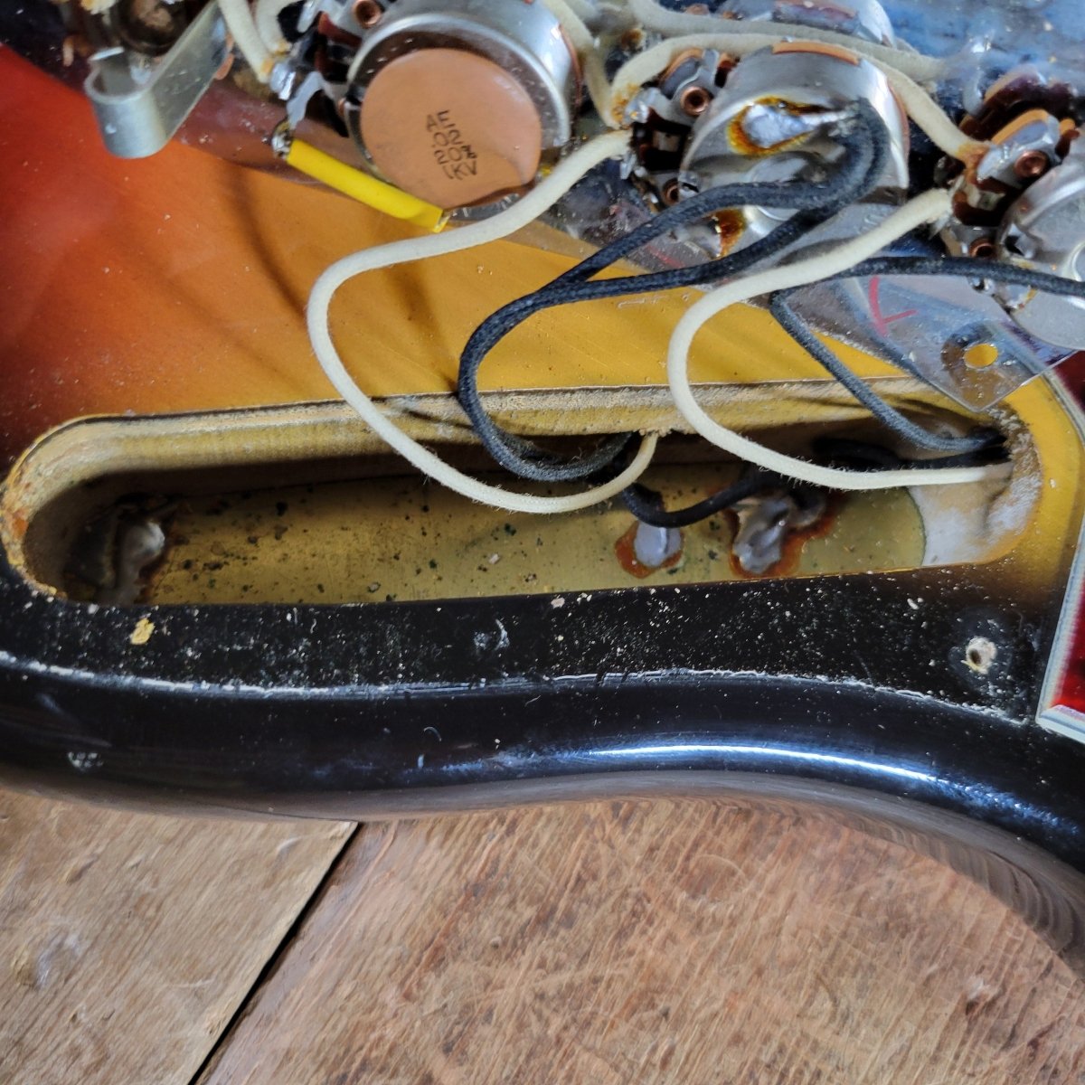 Fender 1966 Jazz Bass Sunburst All Original w/Original Case & Strap Excellent - Mahar's Vintage Guitars