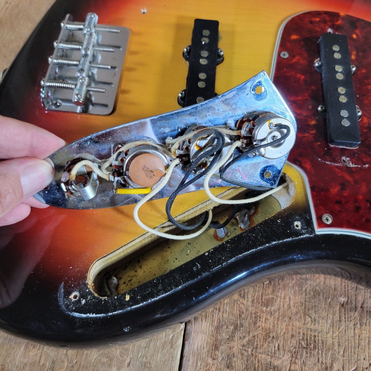 Fender 1966 Jazz Bass Sunburst All Original w/Original Case & Strap Excellent - Mahar's Vintage Guitars