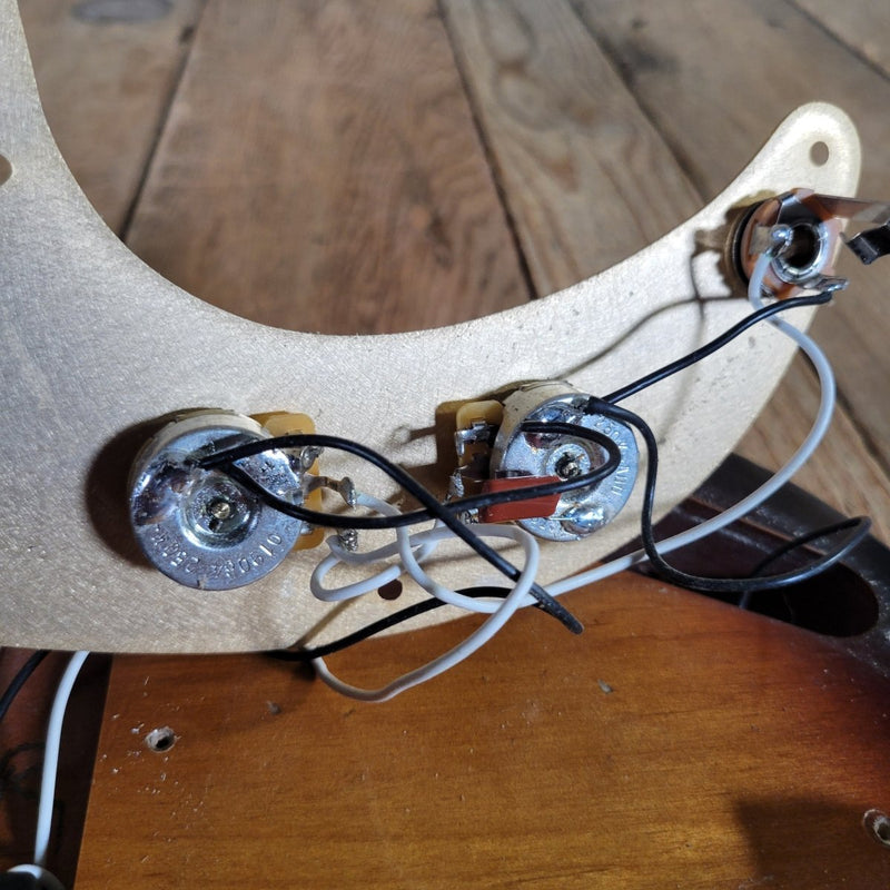 Fender Road Worn Precision Bass Sunburst 2009 – With Gig Bag - Mahar's Vintage Guitars