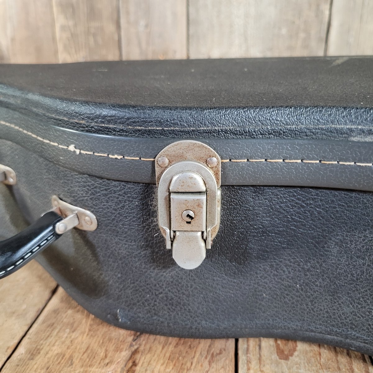 Gibson 1970 Black Tolex Hard Case ES-175 J-45 Era Very Good - Mahar's Vintage Guitars
