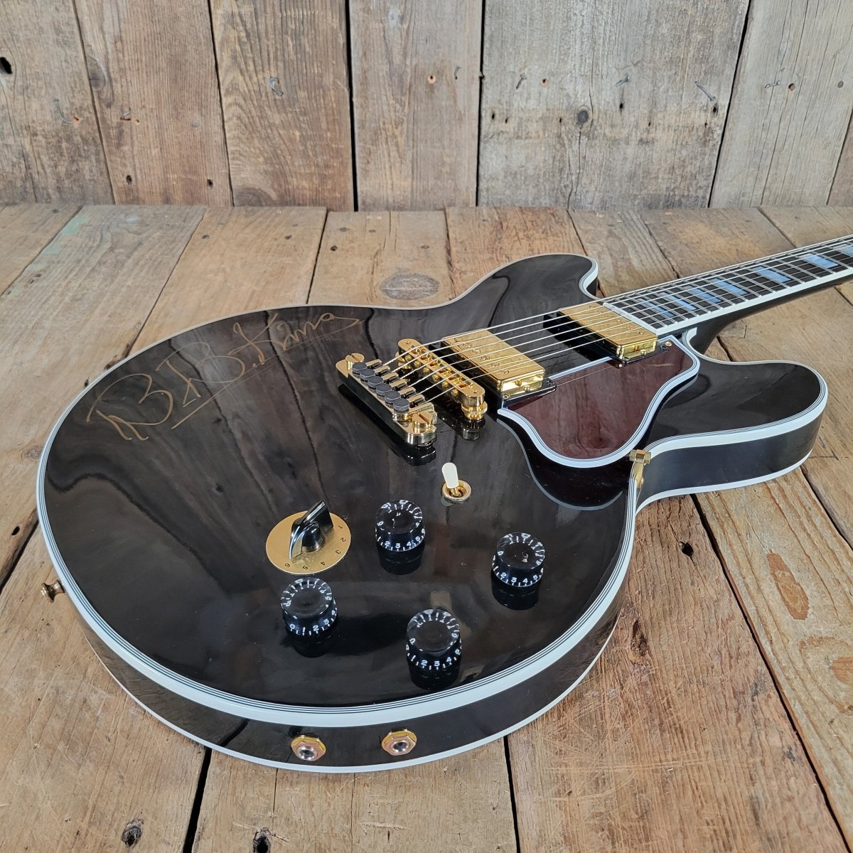 Gibson B.B. King "Lucille" Signature 2004 — Signed by B.B. King - Mahar's Vintage Guitars