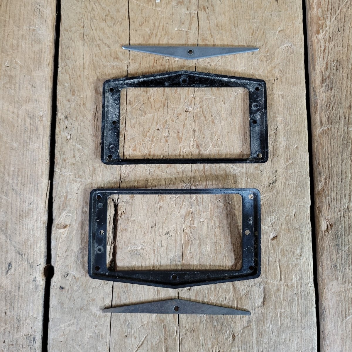 Gibson L6 - S Deluxe Pickup Rings 1970s - Black - Mahar's Vintage Guitars