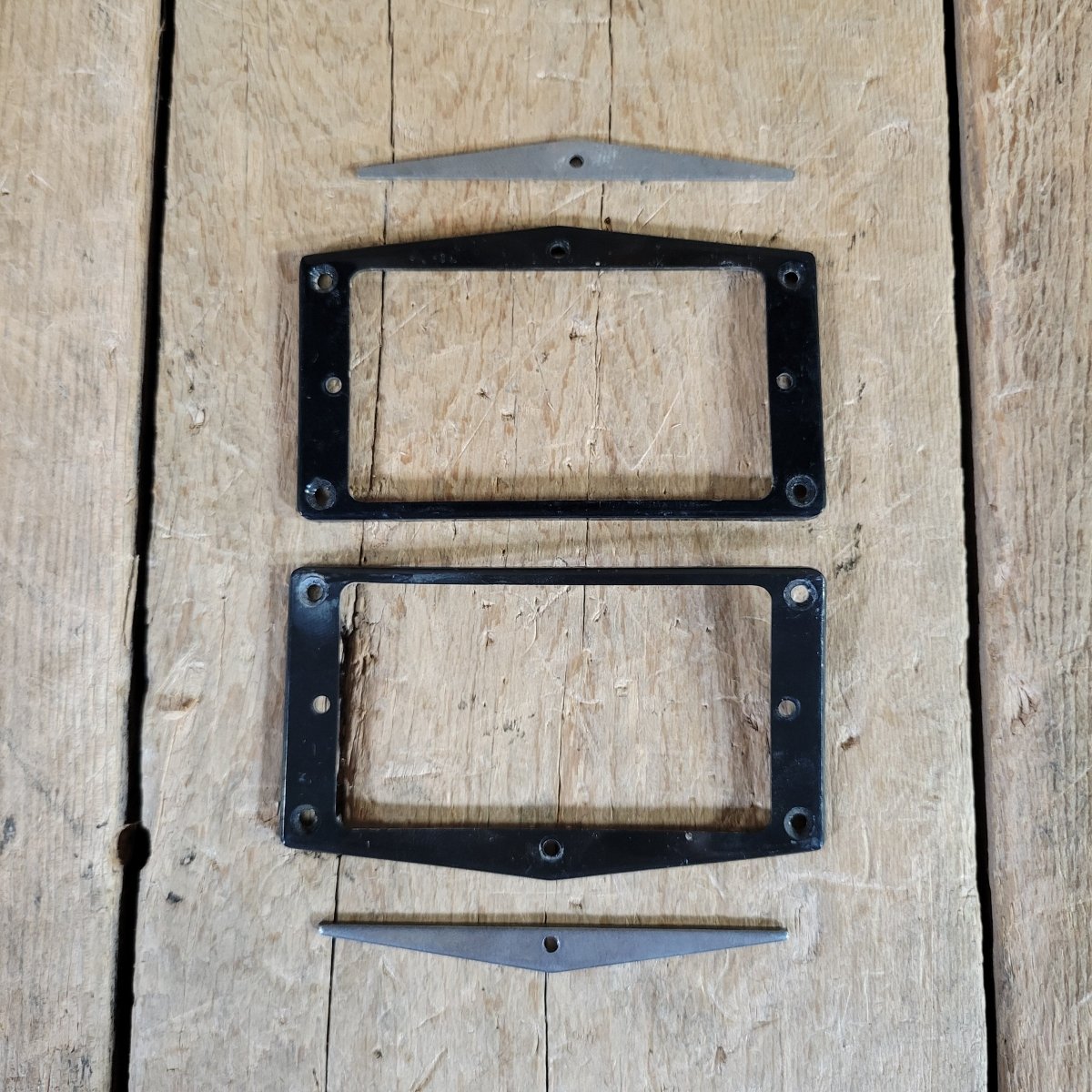 Gibson L6 - S Deluxe Pickup Rings 1970s - Black - Mahar's Vintage Guitars