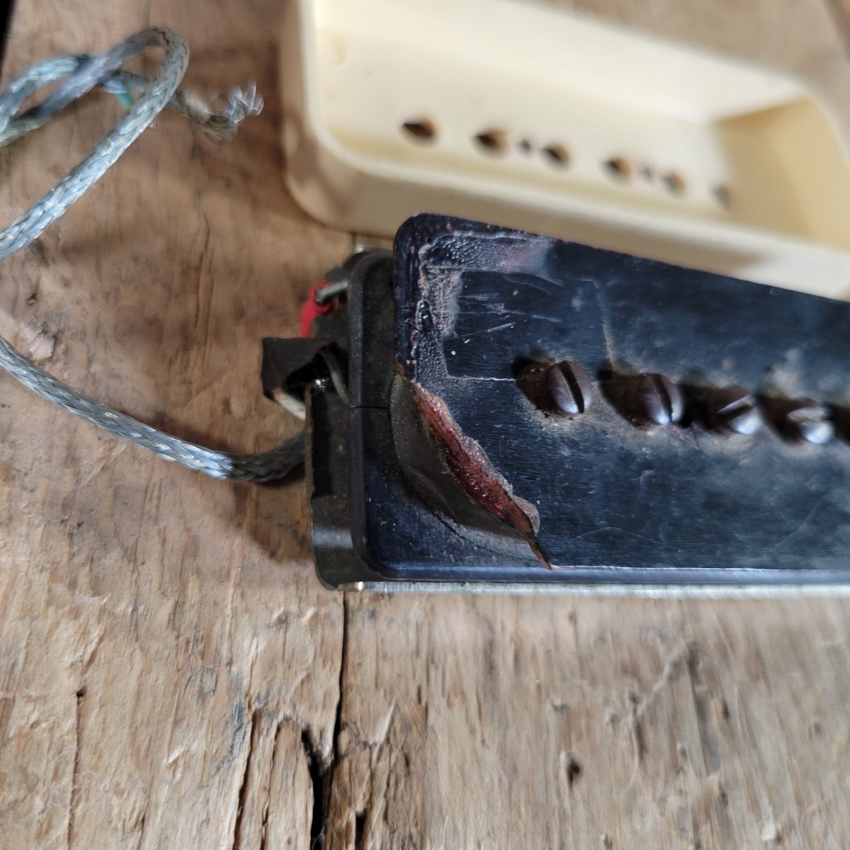 Gibson P - 90 Soapbar Pickup 1950s–1960s w/ Original UC - 452B Butyrate Cover - Mahar's Vintage Guitars