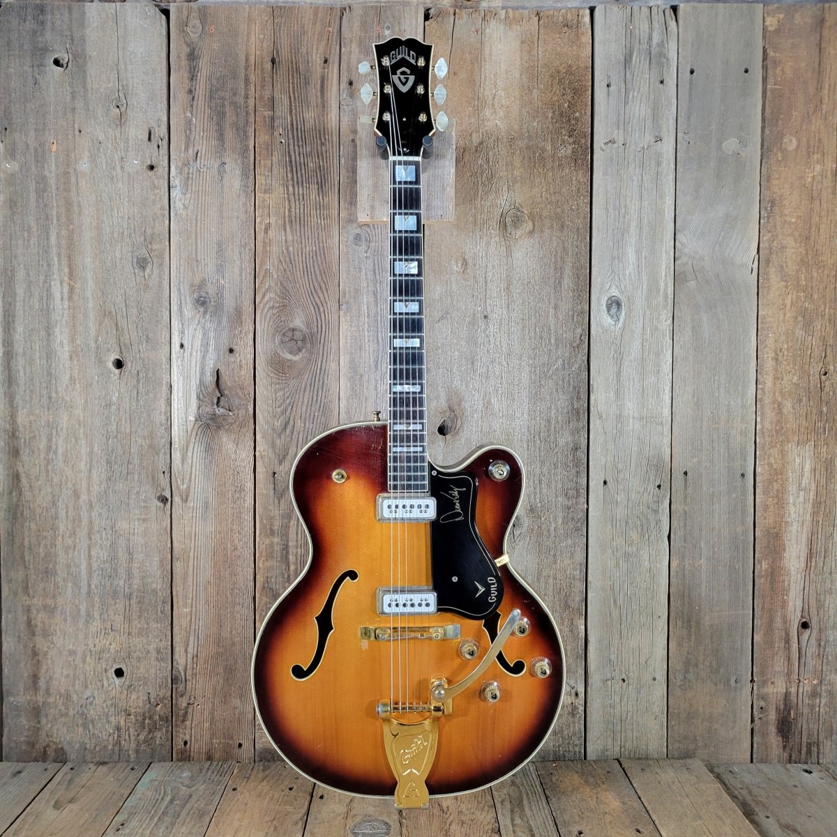 Guild Duane Eddy DE - 500 Deluxe 1962 – Sunburst, DeArmond Dynasonic Pickups, Vintage Hollowbody - Mahar's Vintage Guitars