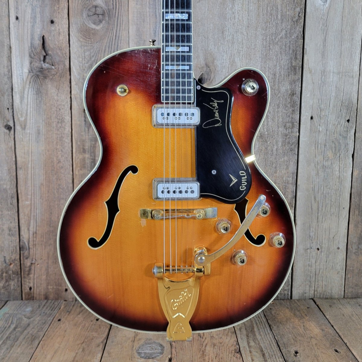 Guild Duane Eddy DE - 500 Deluxe 1962 – Sunburst, DeArmond Dynasonic Pickups, Vintage Hollowbody - Mahar's Vintage Guitars