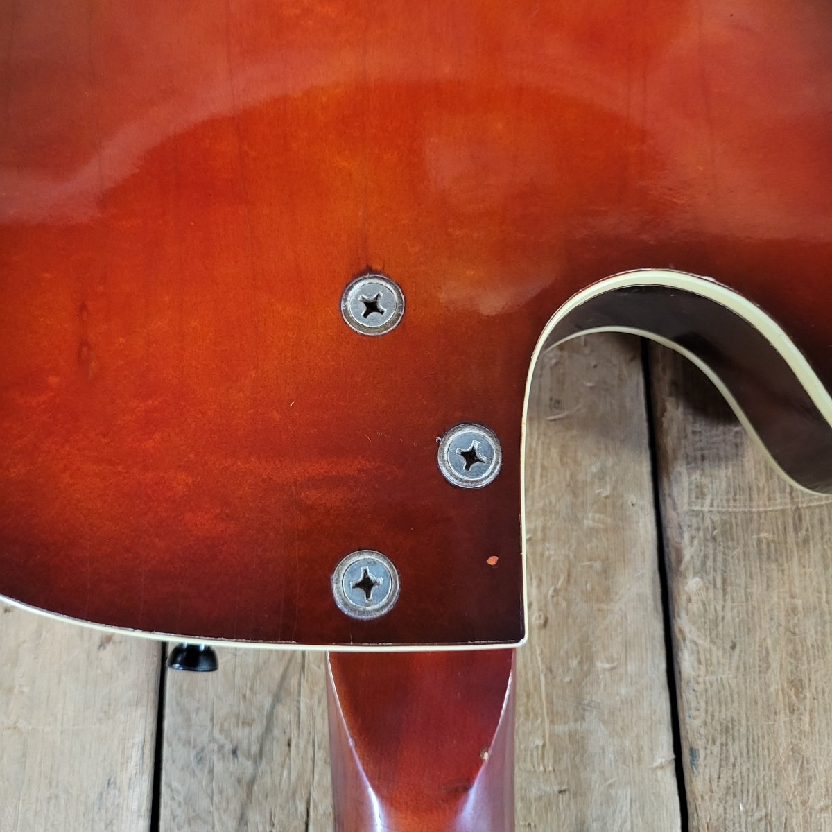Harmony H-56 Rocket 1966 Red Burst - Mahar's Vintage Guitars
