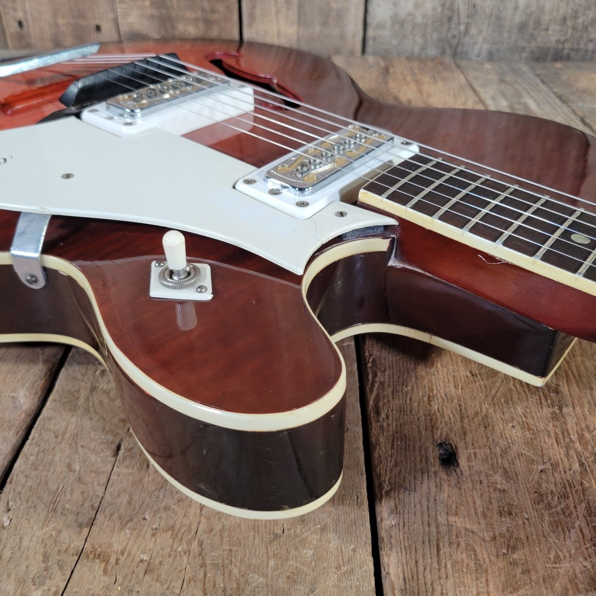 Harmony H-56 Rocket 1966 Red Burst - Mahar's Vintage Guitars