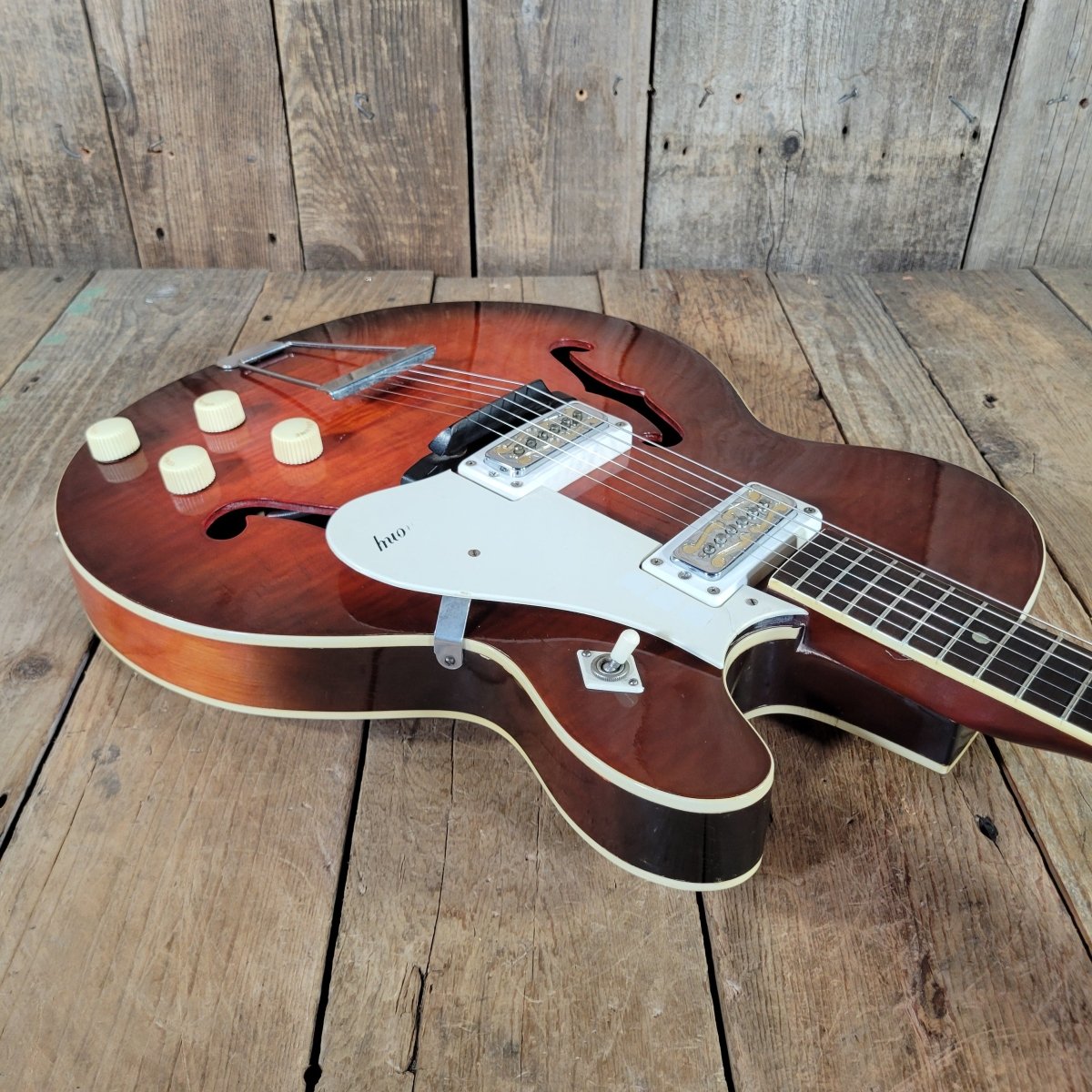 Harmony H-56 Rocket 1966 Red Burst - Mahar's Vintage Guitars