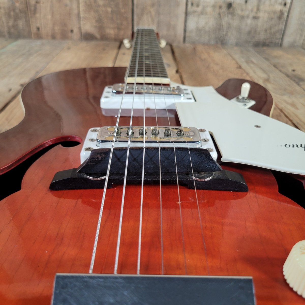 Harmony H-56 Rocket 1966 Red Burst - Mahar's Vintage Guitars