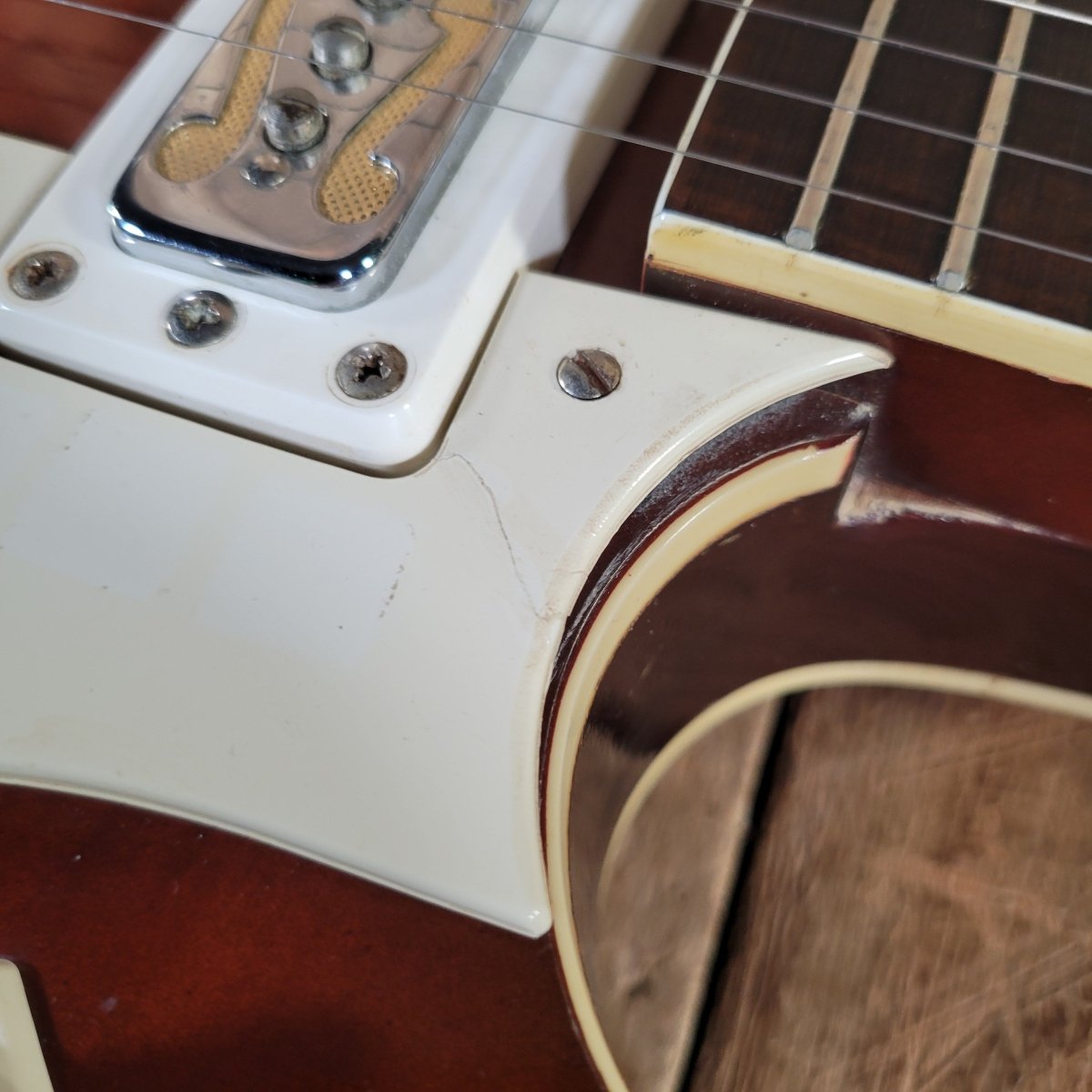 Harmony H-56 Rocket 1966 Red Burst - Mahar's Vintage Guitars