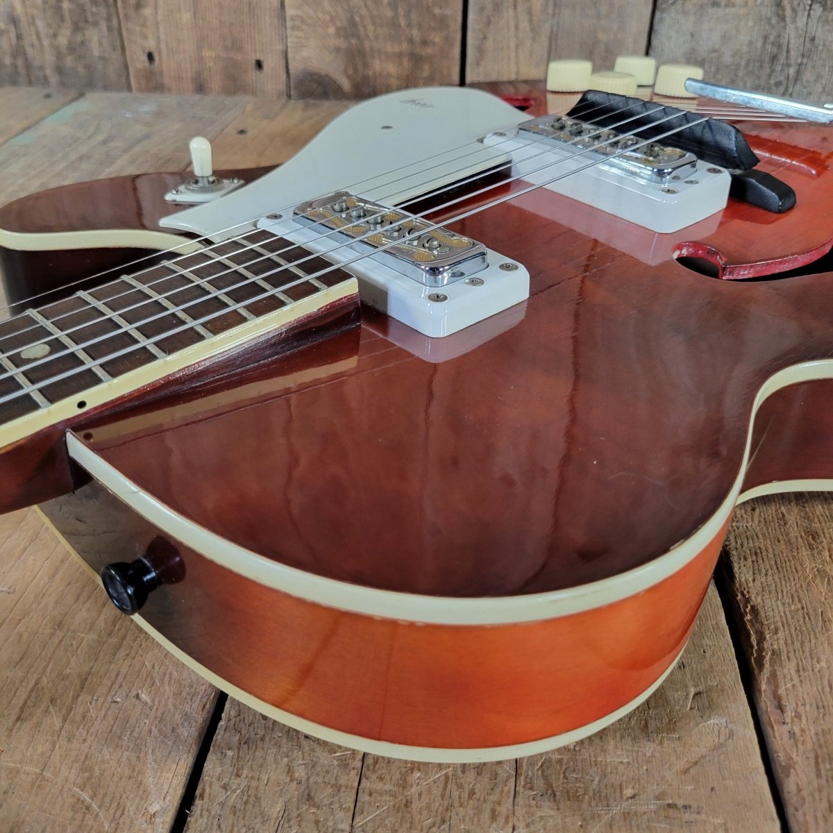 Harmony H-56 Rocket 1966 Red Burst - Mahar's Vintage Guitars