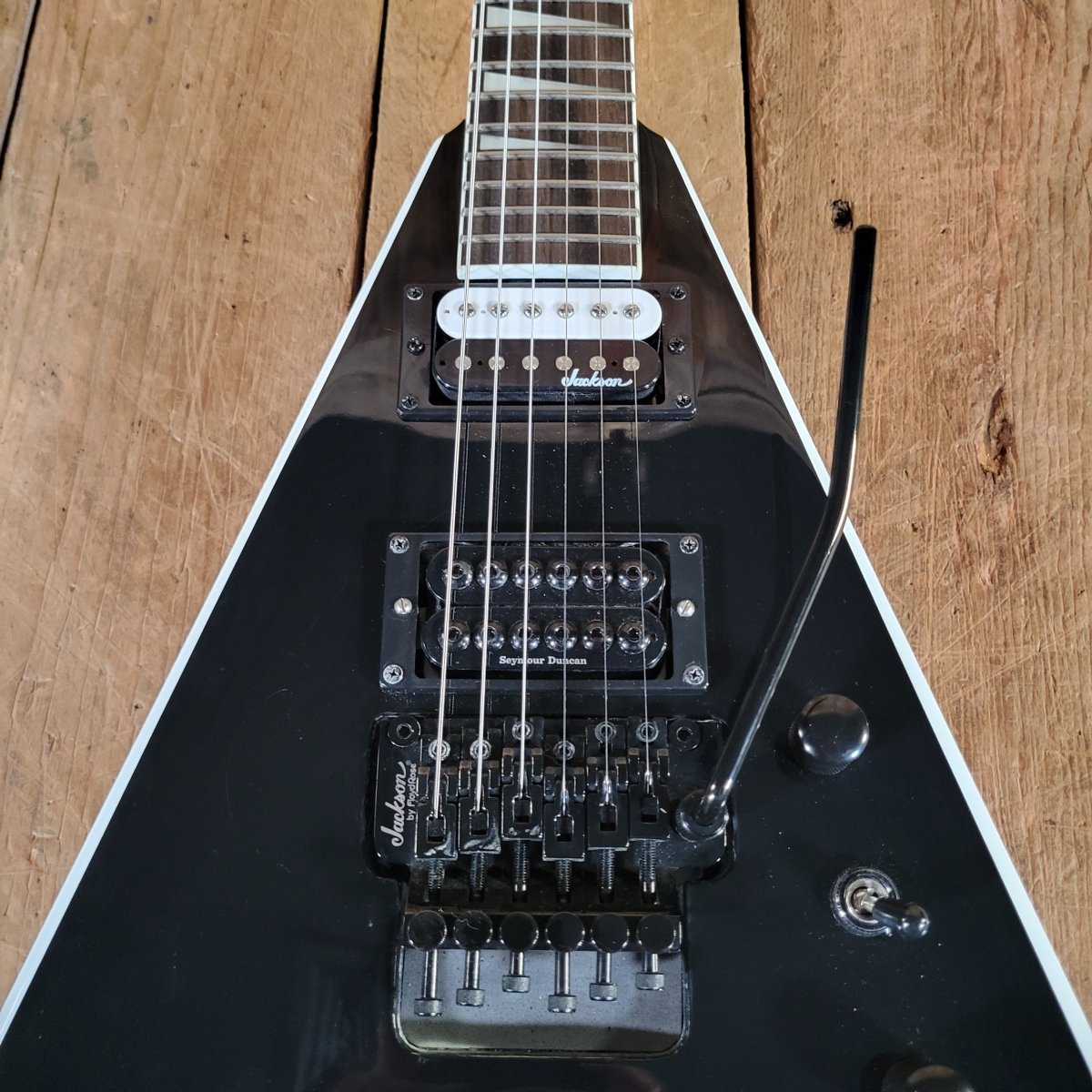 Jackson JS32 King V 2016 Black w/Duncan Invader & Original Case