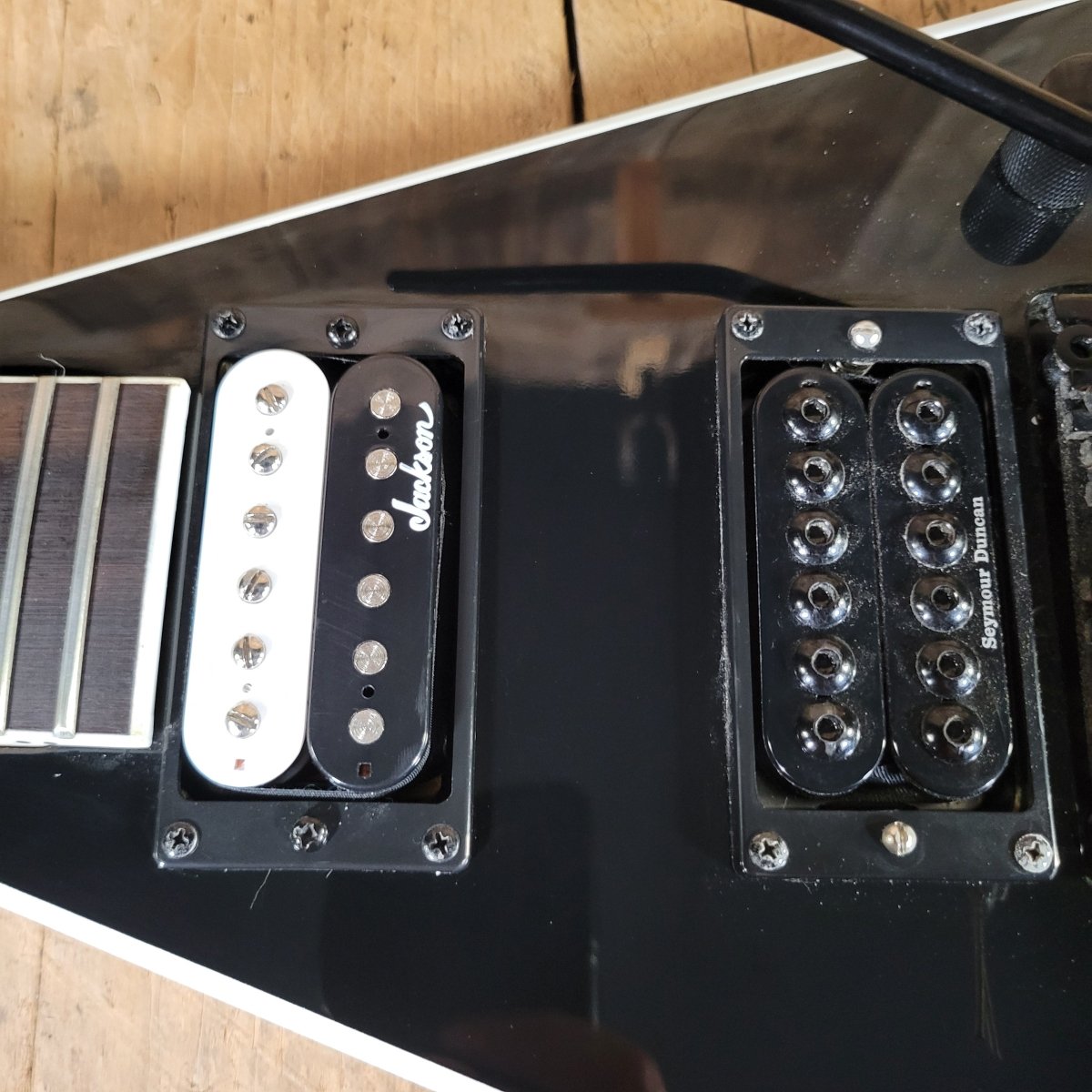 Jackson JS32 King V 2016 Black w/Duncan Invader & Original Case - Mahar's Vintage Guitars