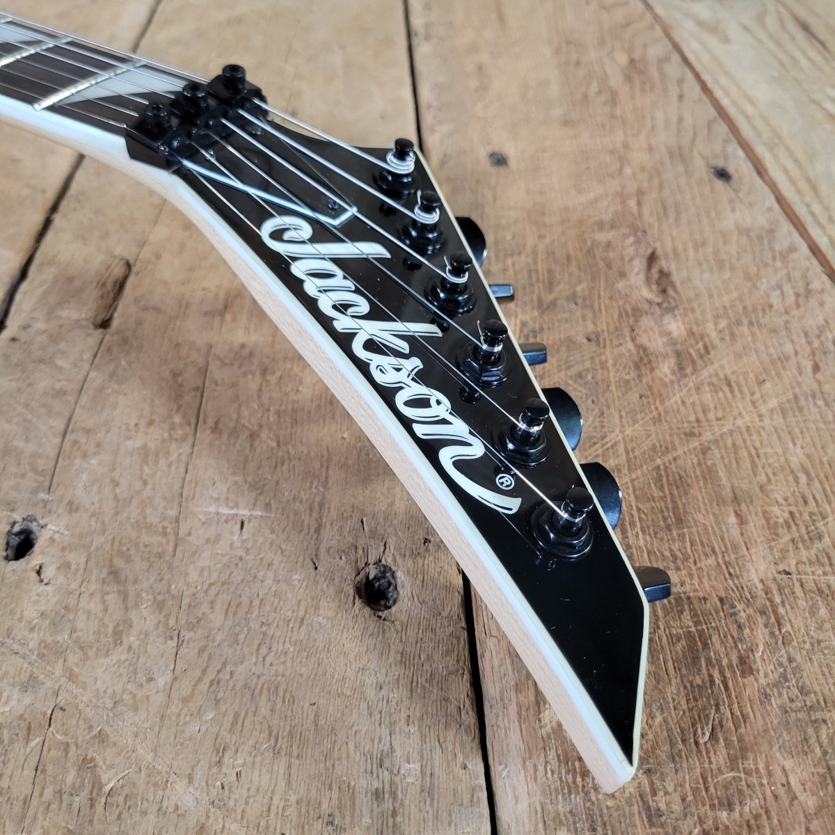 Jackson JS32 King V 2016 Black w/Duncan Invader & Original Case - Mahar's Vintage Guitars
