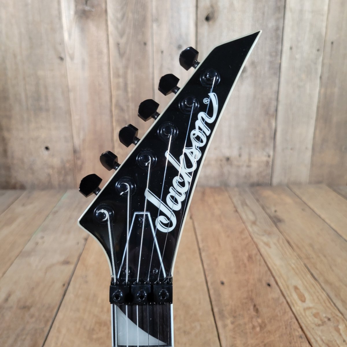 Jackson JS32 King V 2016 Black w/Duncan Invader & Original Case - Mahar's Vintage Guitars