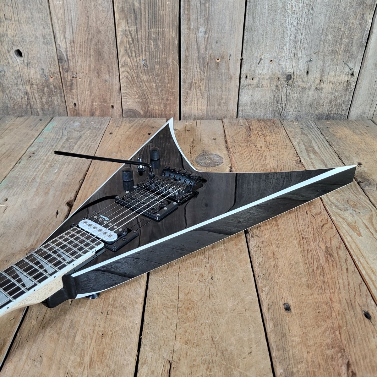 Jackson JS32 King V 2016 Black w/Duncan Invader & Original Case