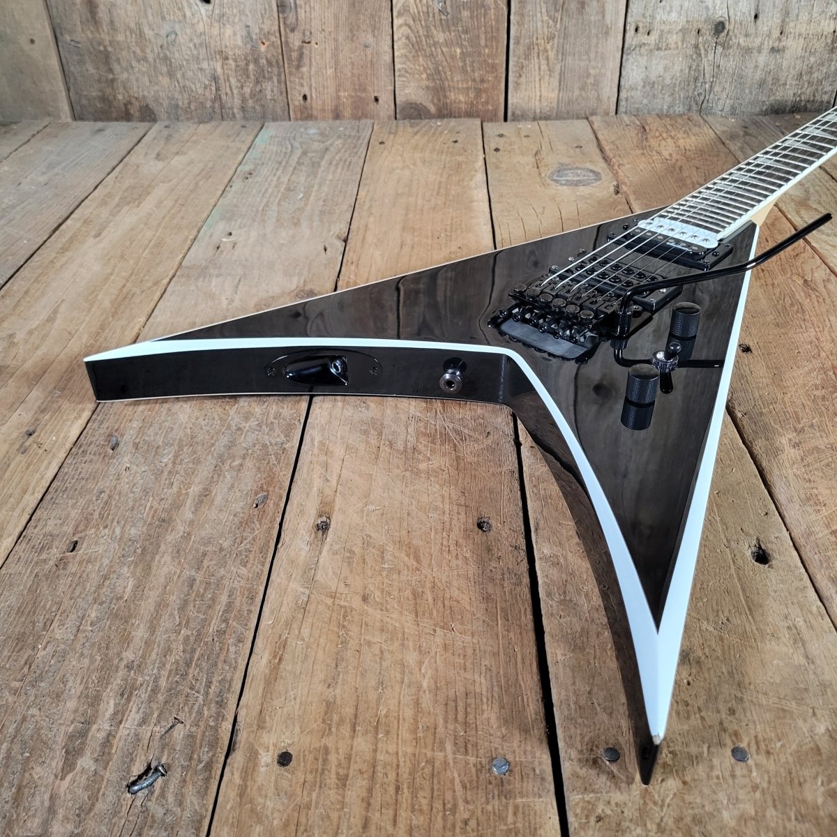 Jackson JS32 King V 2016 Black w/Duncan Invader & Original Case - Mahar's Vintage Guitars