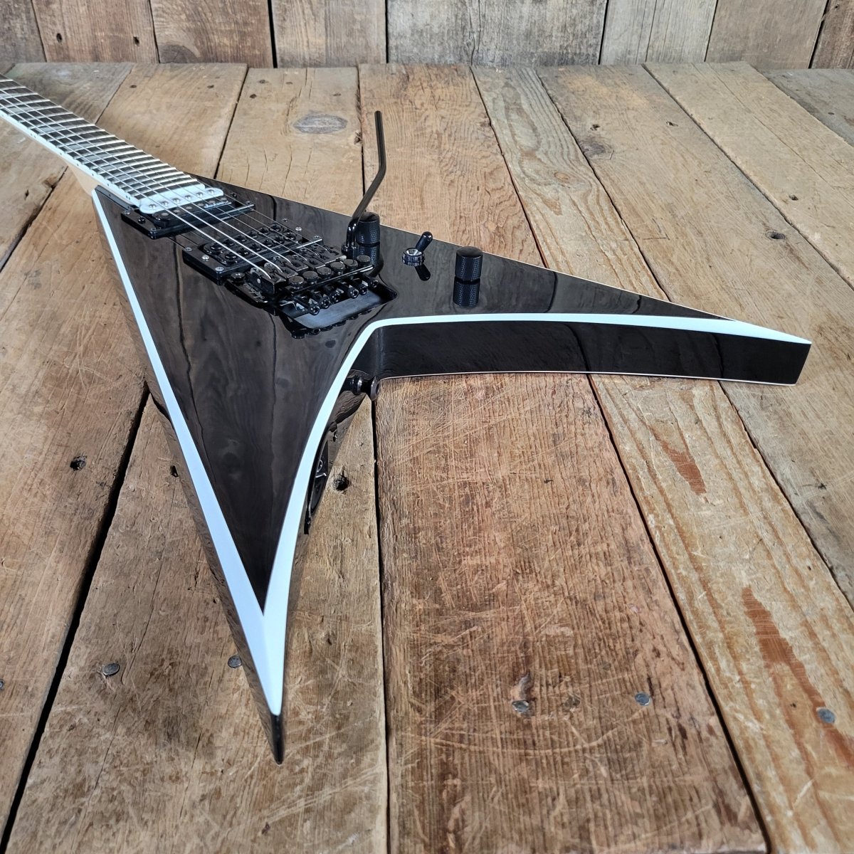Jackson JS32 King V 2016 Black w/Duncan Invader & Original Case - Mahar's Vintage Guitars