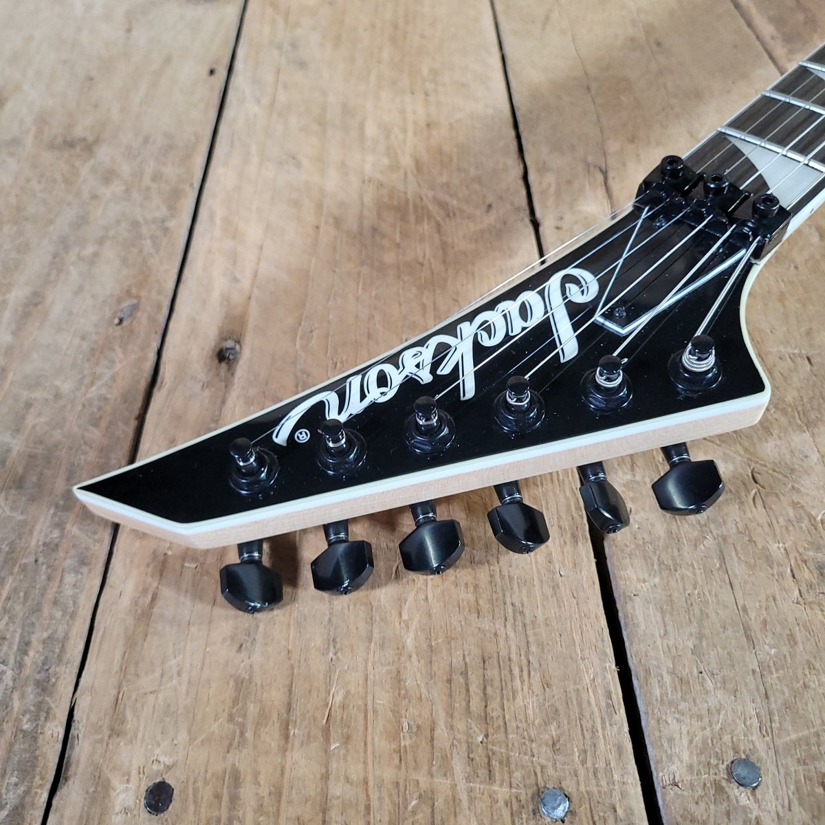 Jackson JS32 King V 2016 Black w/Duncan Invader & Original Case - Mahar's Vintage Guitars