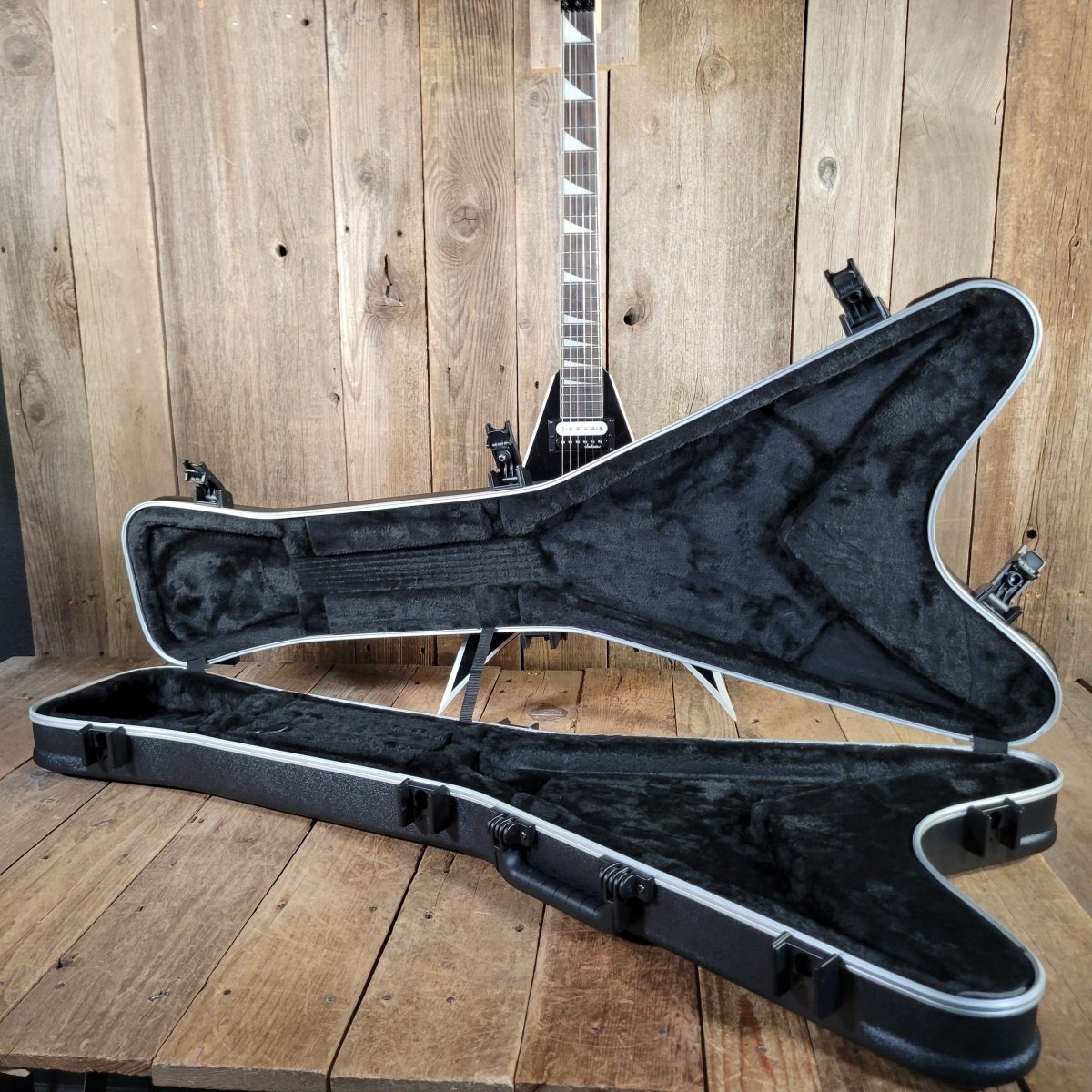 Jackson 2016 JS32 King V Black w/Duncan Invader & Original Case