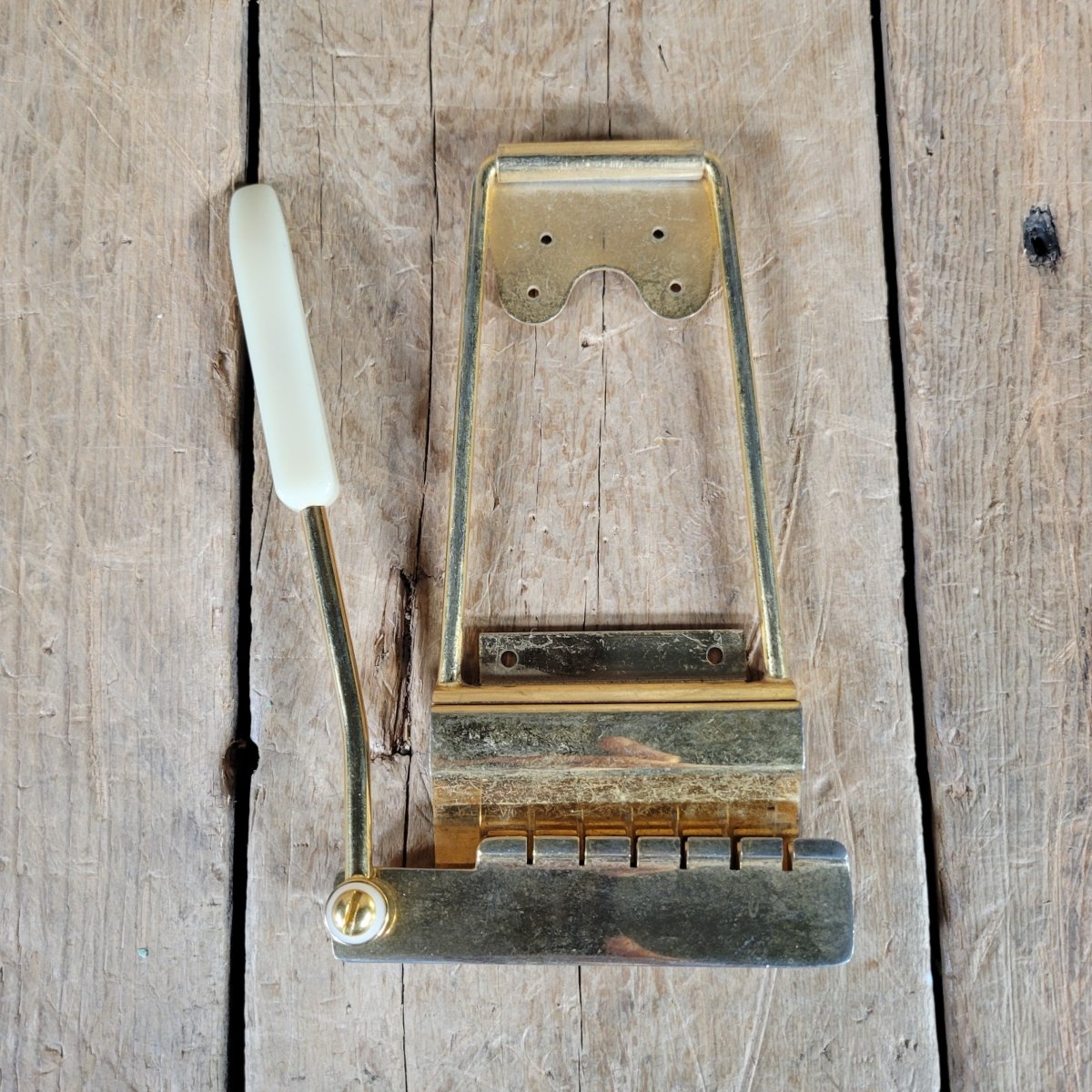 Maestro Long Gold Vibrola, no plate no screws 1960s - Mahar's Vintage Guitars