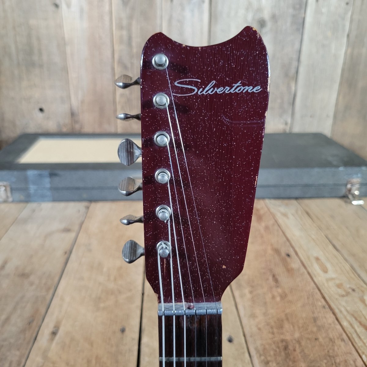 Silvertone 1964 Model 1457 With Tremolo Model Amp In Case - Mahar's Vintage Guitars