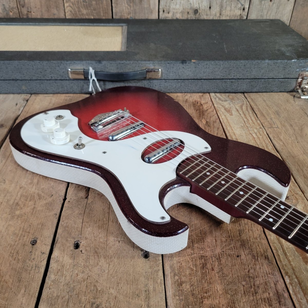 Silvertone 1964 Model 1457 With Tremolo Model Amp In Case - Mahar's Vintage Guitars
