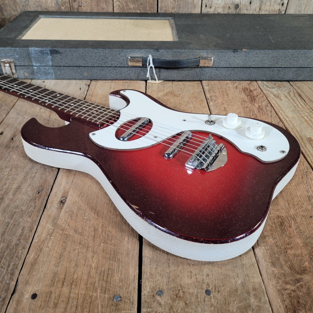 Silvertone 1964 Model 1457 With Tremolo Model Amp In Case - Mahar's Vintage Guitars