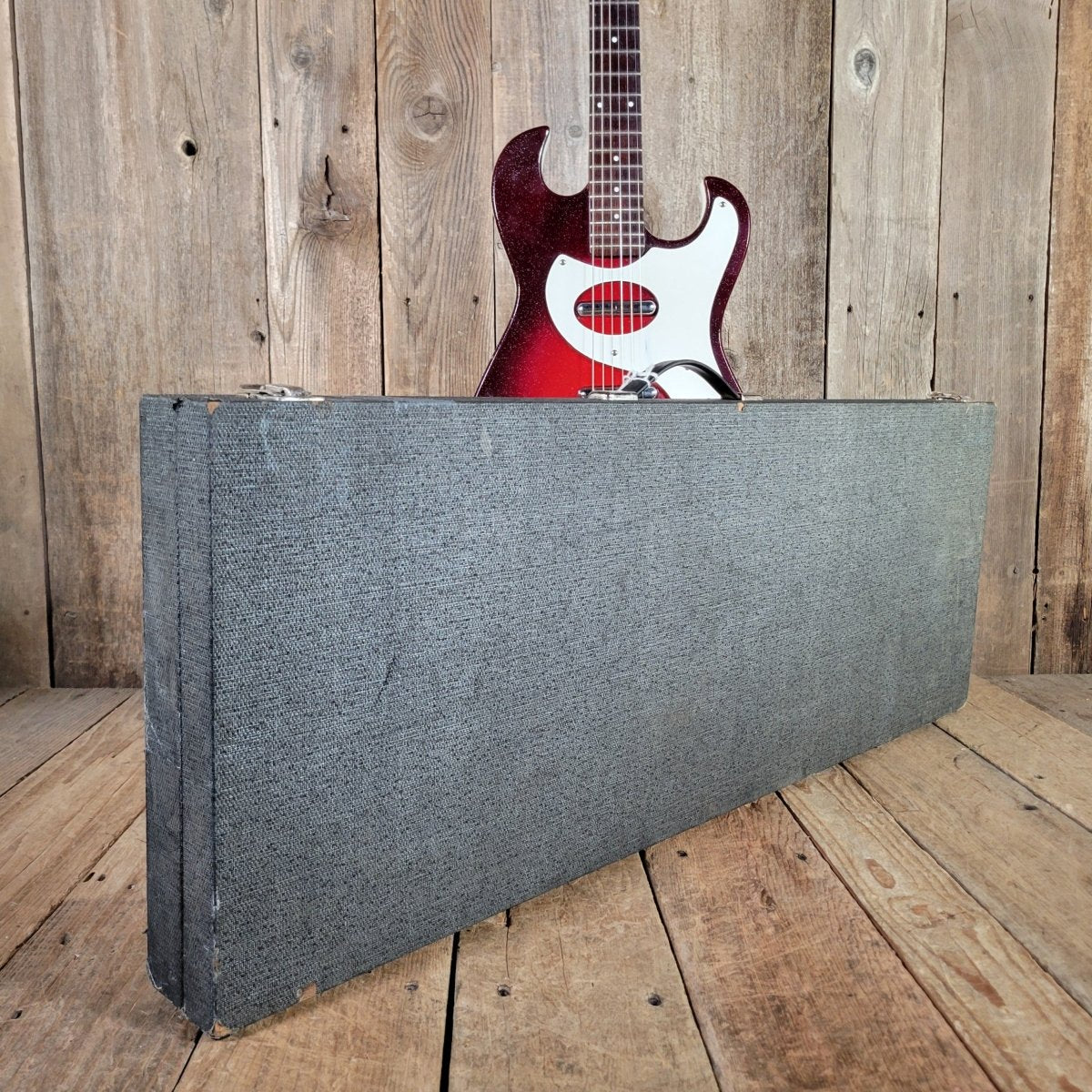 Silvertone 1964 Model 1457 With Tremolo Model Amp In Case - Mahar's Vintage Guitars