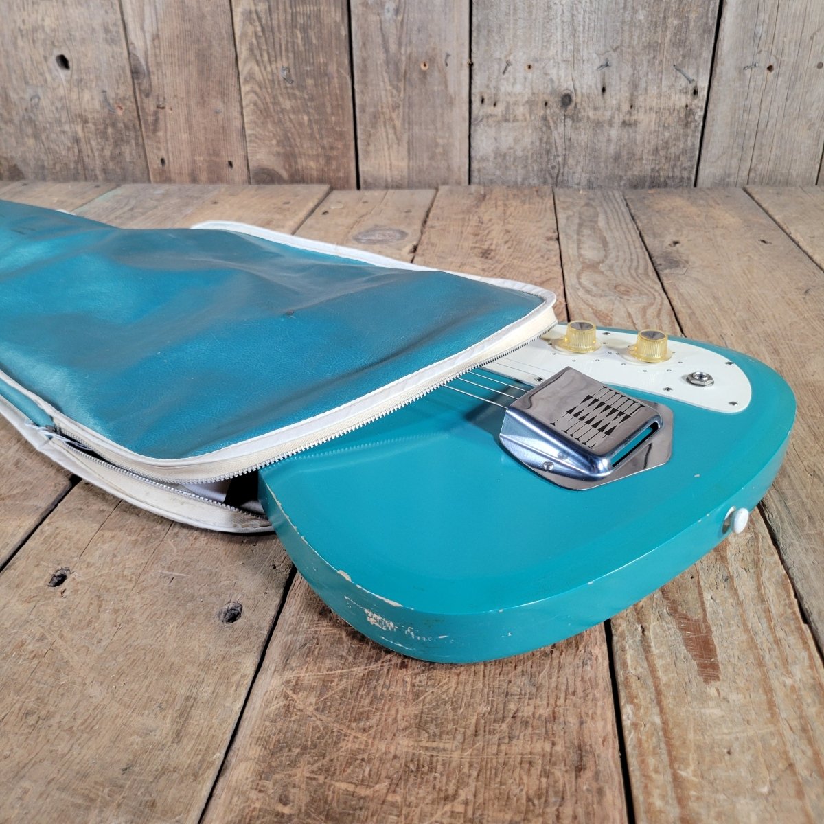 Silvertone 1965 1413L Turquoise Super Clean Perfect Neck w/ Orig Gig Bag - Mahar's Vintage Guitars