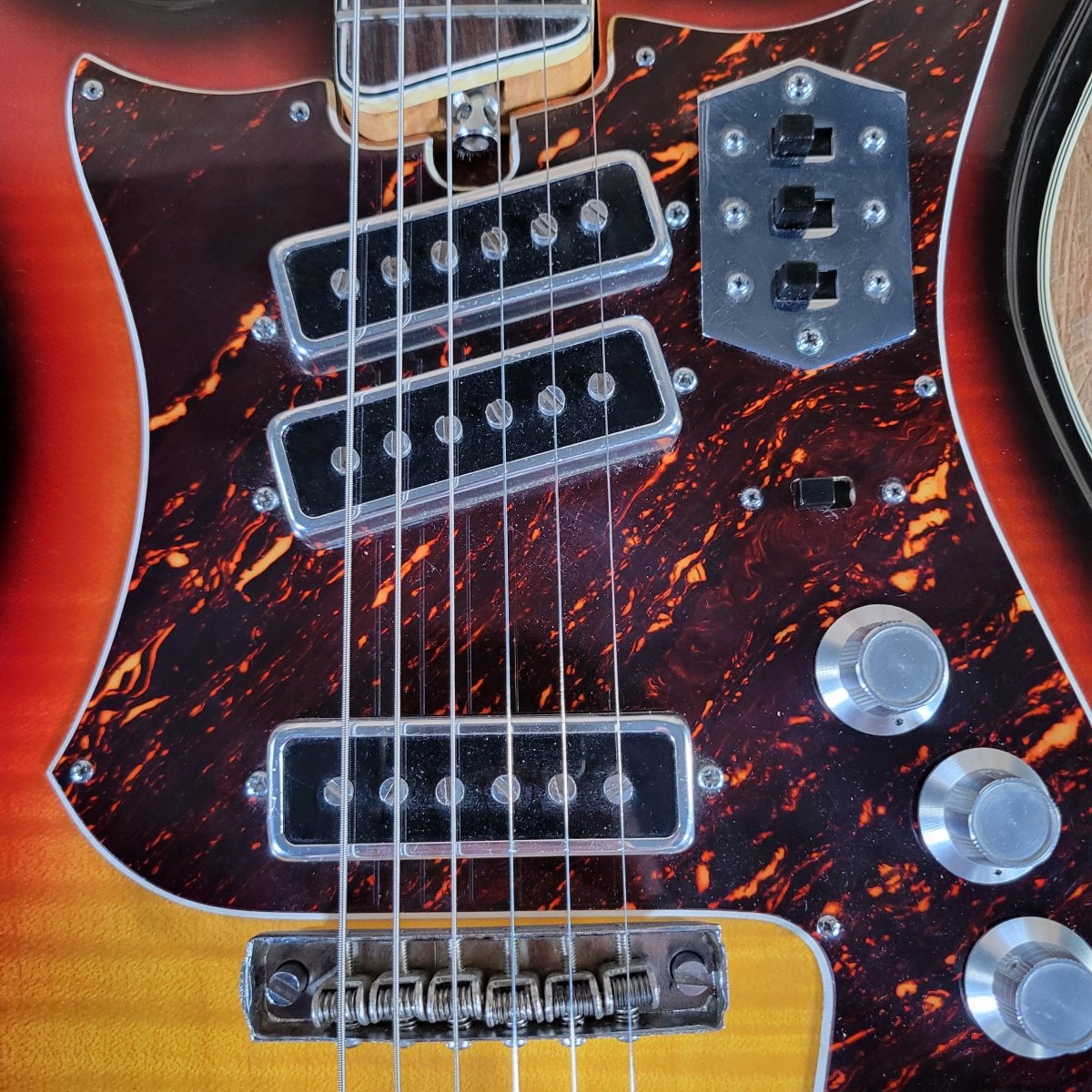 Silvertone Model 1445 Mosrite Style 1960s MIJ w/ original case - Mahar's Vintage Guitars