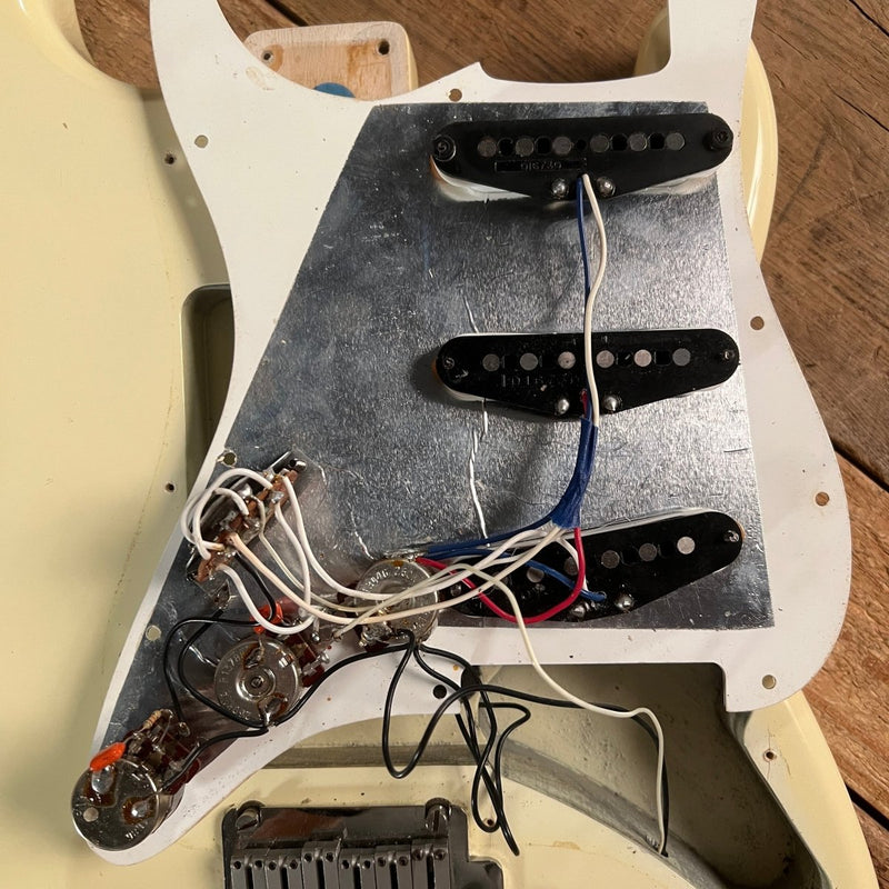 SOLD - Fender American Standard Stratocaster 1988 Olympic White - Mahar's Vintage Guitars