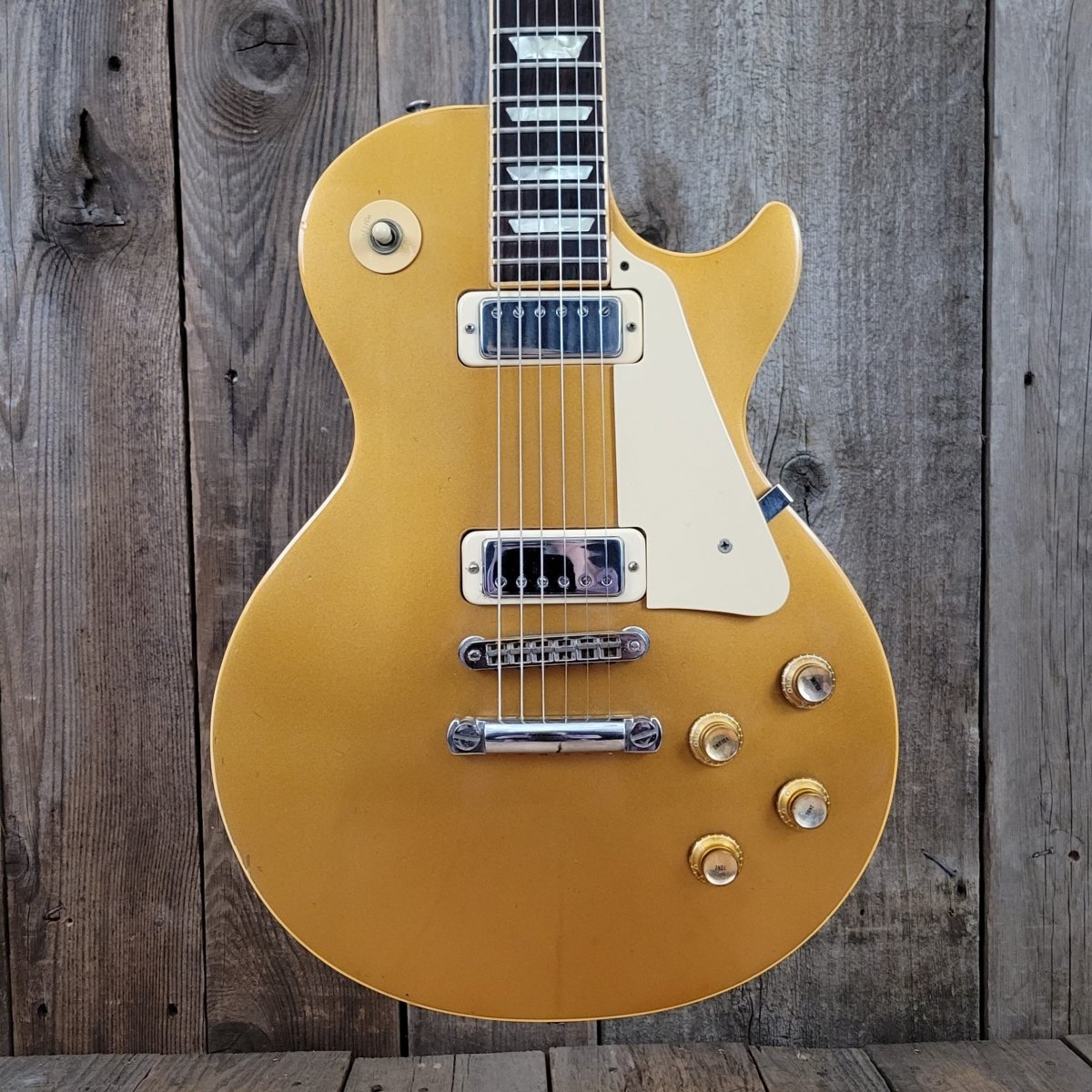 SOLD - Gibson Les Paul Deluxe Gold Top - 1977 - Mahar's Vintage Guitars