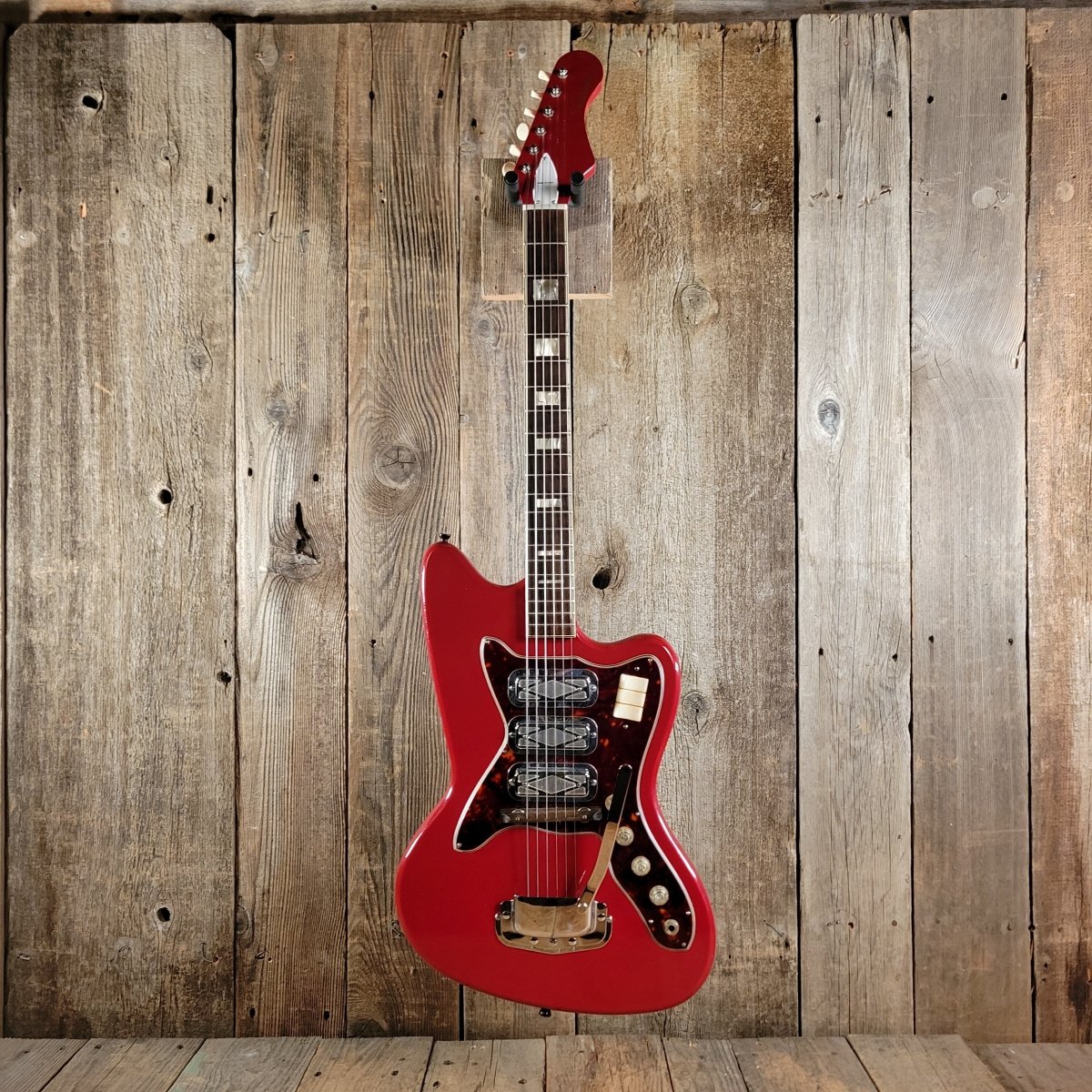 SOLD - Silvertone 1965 Silhouette Model 1488 - Mahar's Vintage Guitars